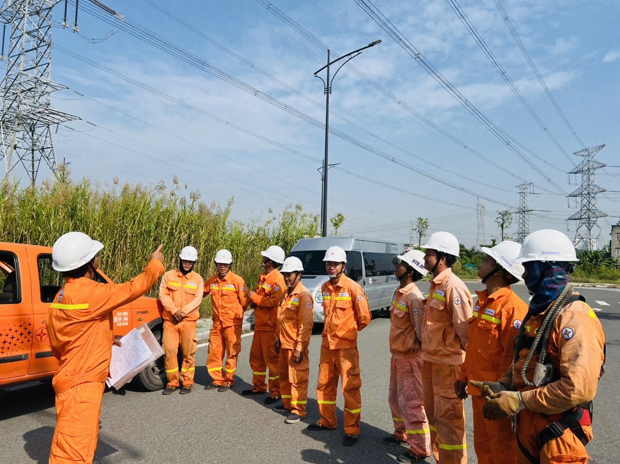 EVNNPT phát động thi đua bảo đảm cung ứng điện trong cao điểm mùa khô 2026- Ảnh 2.