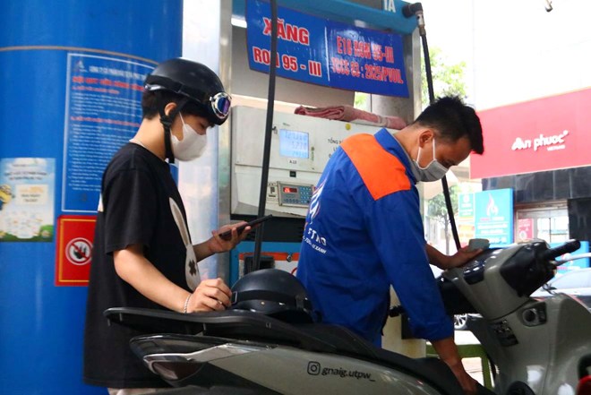 Giá xăng dầu đồng loạt giảm mạnh, dầu diesel giảm gần 10.000 đồng/lít