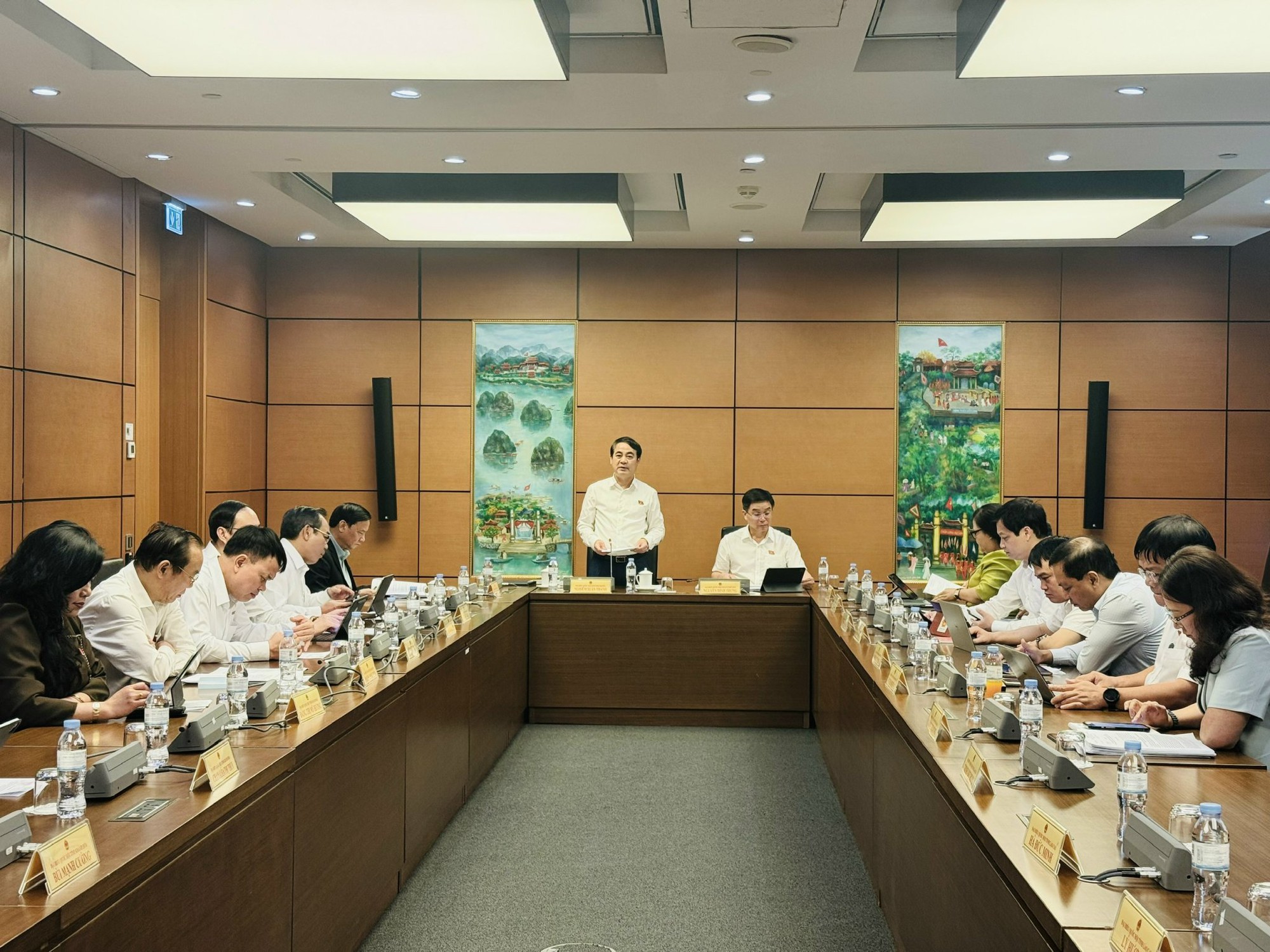 Gỡ 'điểm nghẽn' thể chế để đạt mục tiêu tăng trưởng từ 10% trở lên- Ảnh 3. Gỡ 'điểm nghẽn' thể chế để đạt mục tiêu tăng trưởng từ 10% trở lên- Ảnh 3.