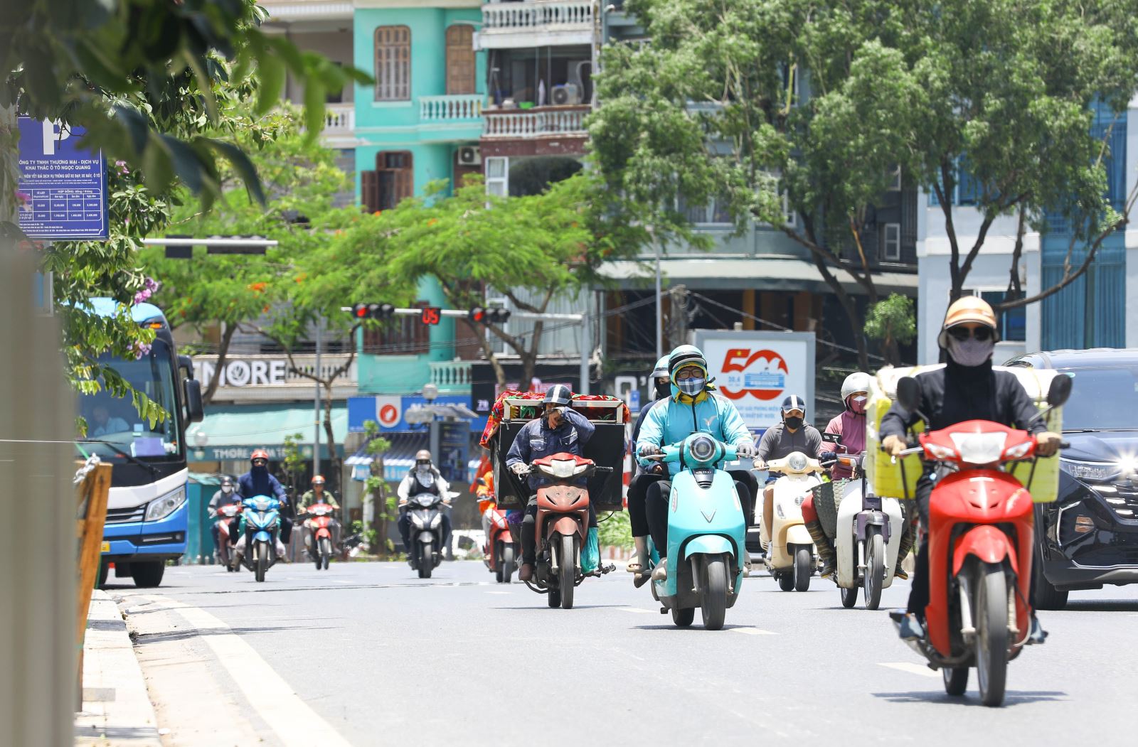 Thời tiết ngày 1/5: Bắc Bộ mưa dông rải rác, Nam Bộ và Trung Bộ nắng nóng gay gắt- Ảnh 1.