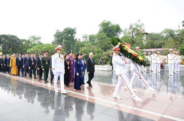 Đoàn đại biểu dự Đại hội đại biểu toàn quốc MTTQ Việt Nam vào lăng viếng Chủ tịch Hồ Chí Minh- Ảnh 4.