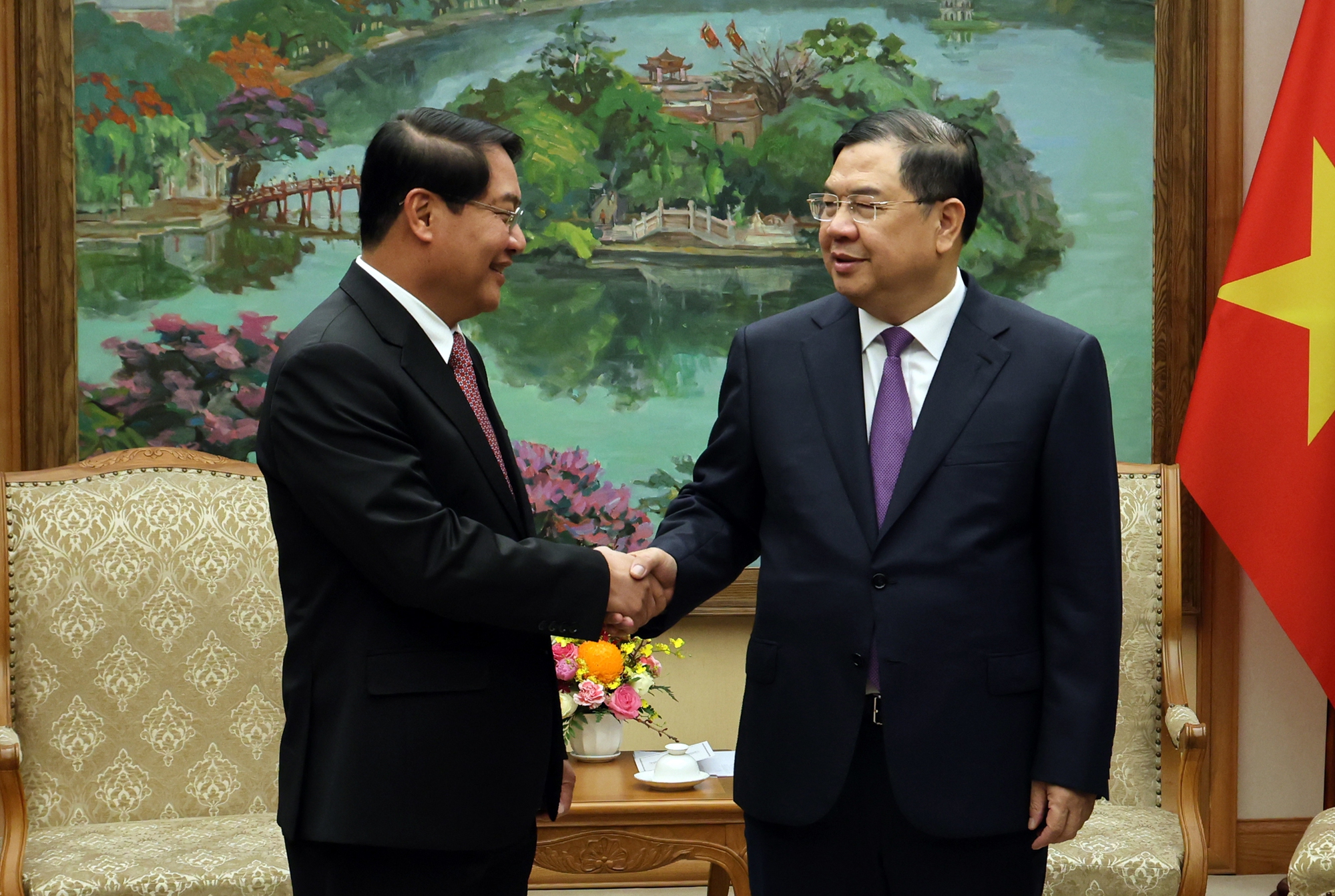 Phó Thủ tướng Thường trực Chính phủ Phạm Gia Túc tiếp Bí thư Thành ủy, Chủ tịch HĐND Thủ đô Vientiane (Lào)- Ảnh 1.