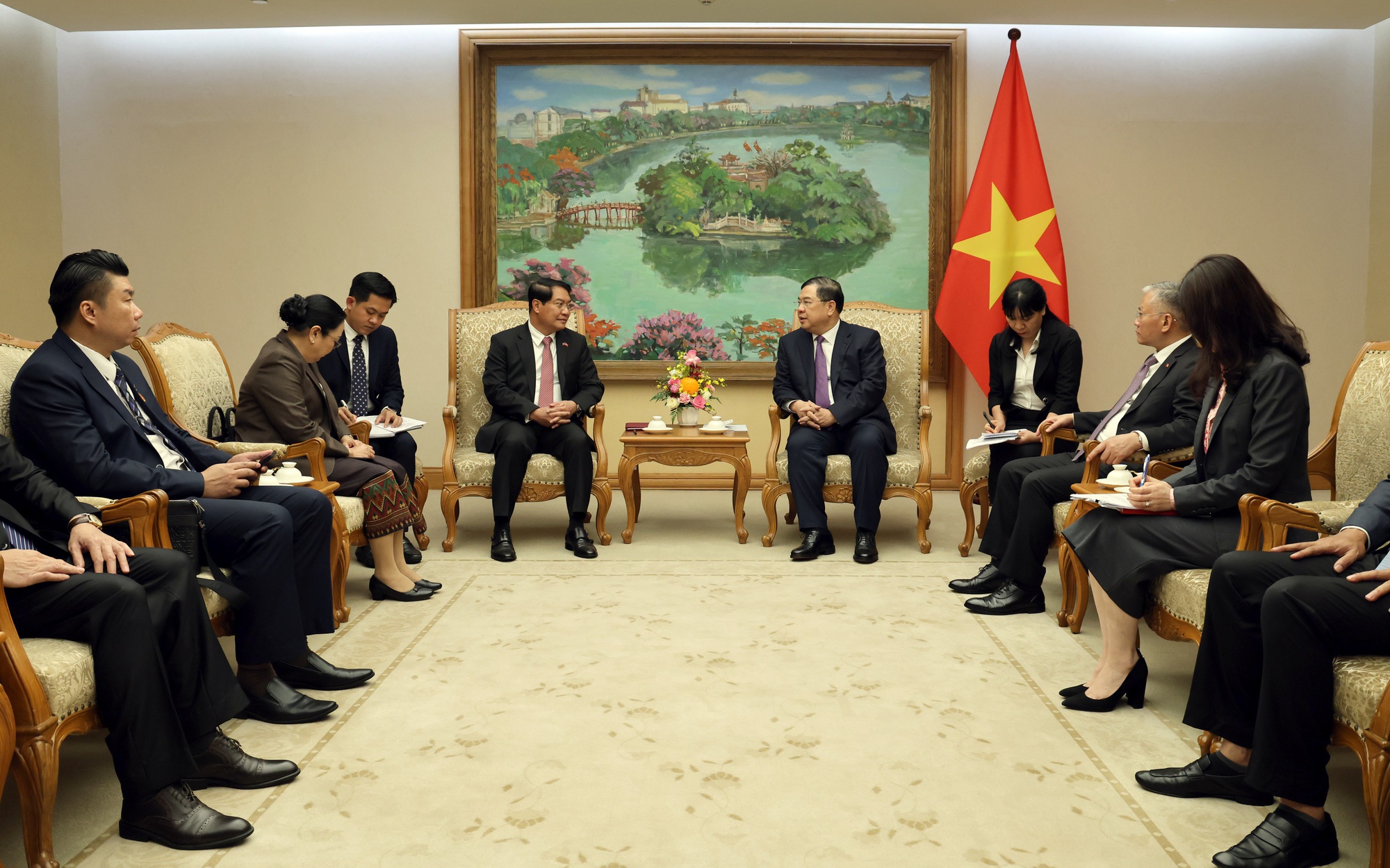 Phó Thủ tướng Thường trực Chính phủ Phạm Gia Túc tiếp Bí thư Thành ủy, Chủ tịch HĐND Thủ đô Vientiane (Lào)