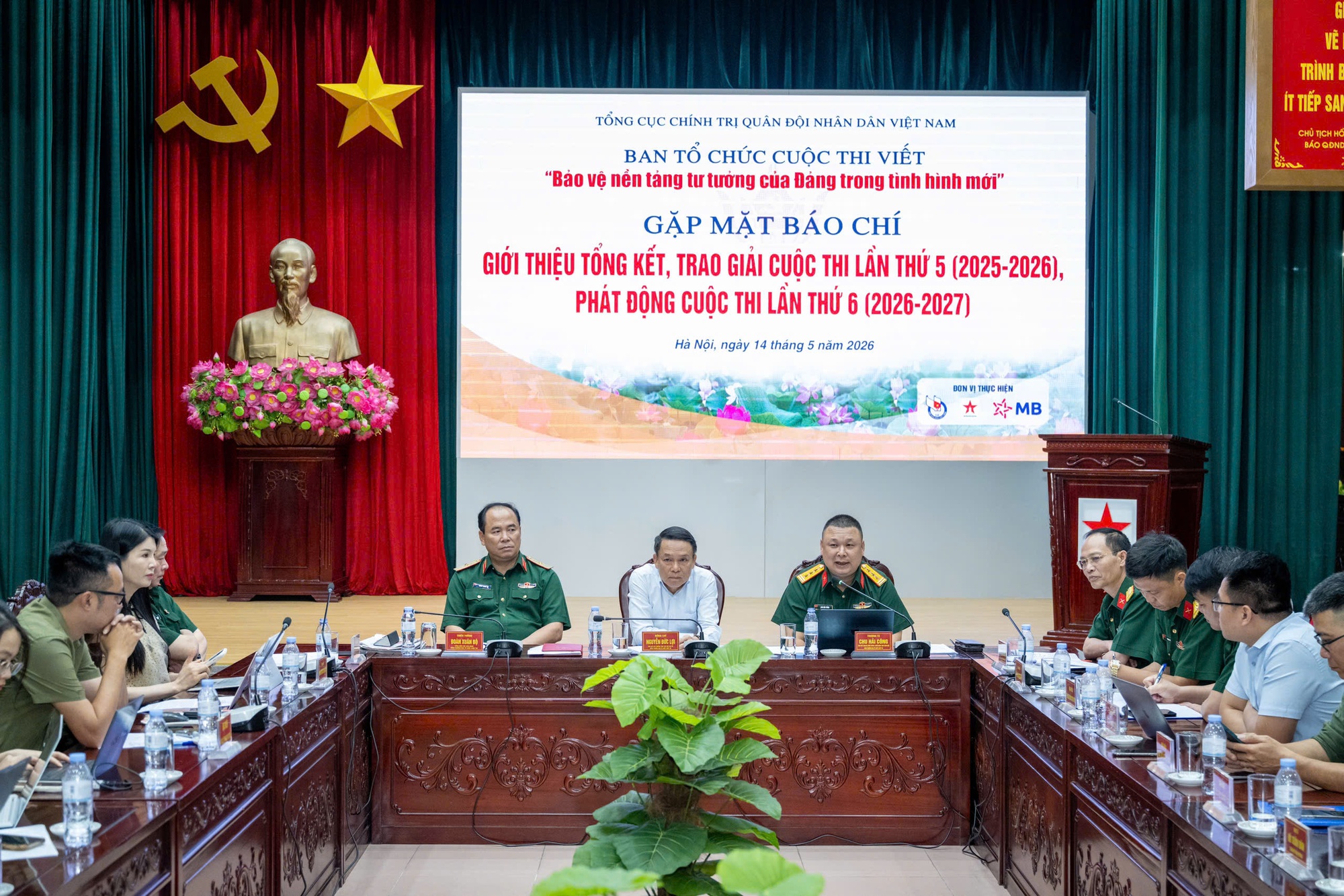 Tác phẩm bám sát tình hình mới góp phần bảo vệ vững chắc nền tảng tư tưởng của Đảng - Ảnh 2. Tác phẩm bám sát tình hình mới góp phần bảo vệ vững chắc nền tảng tư tưởng của Đảng - Ảnh 2.