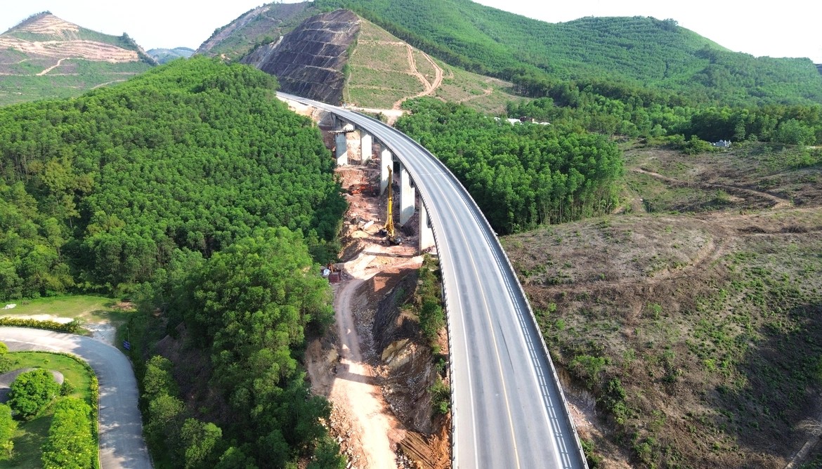 Tạm dừng lưu thông trên cao tốc Cam Lộ-La Sơn vào ban đêm- Ảnh 1.
