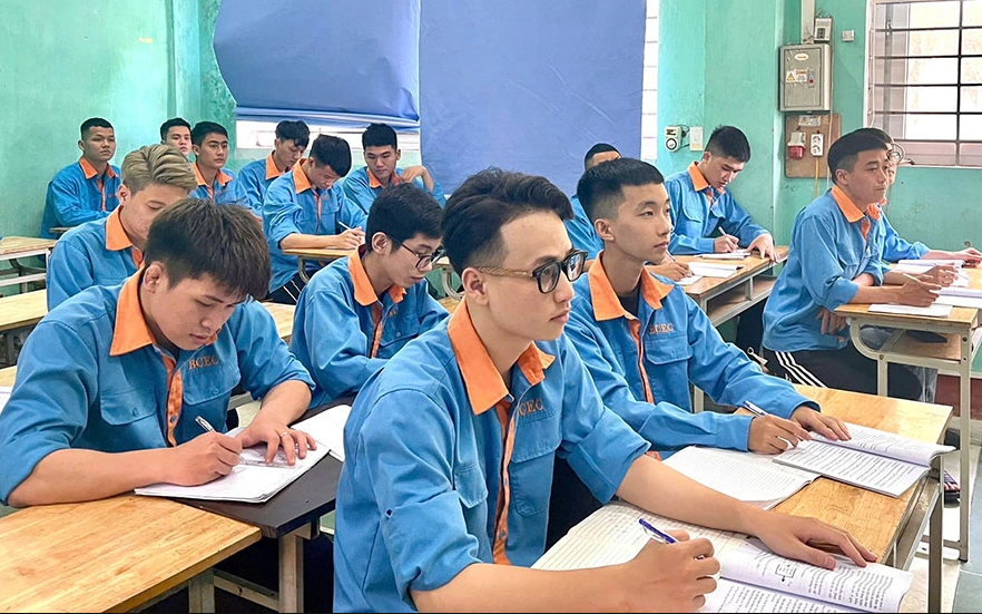 Vừa học văn hóa vừa học nghề, có được miễn học phí?