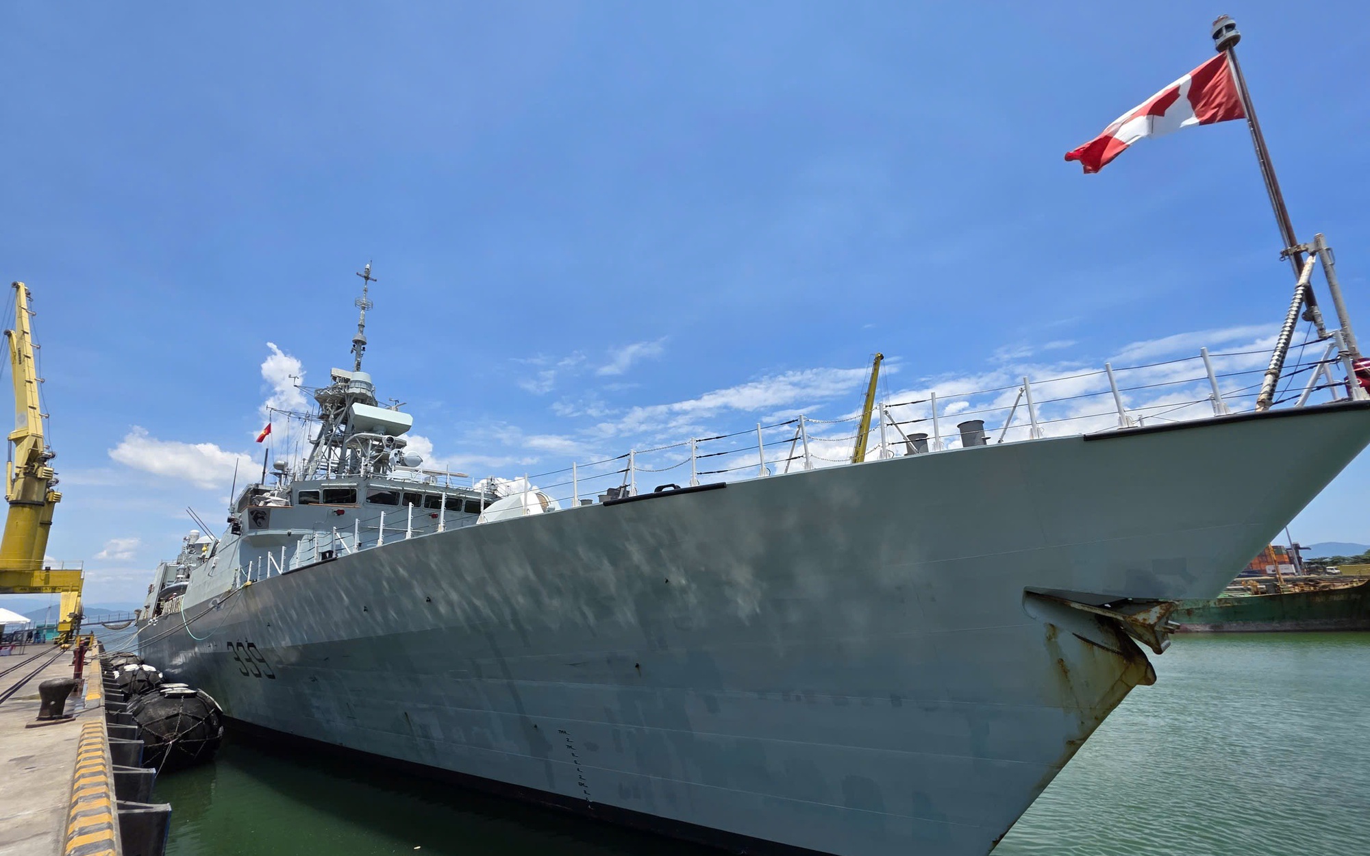 Tàu Hải quân Canada cập cảng Tiên Sa, thăm hữu nghị TP. Đà Nẵng