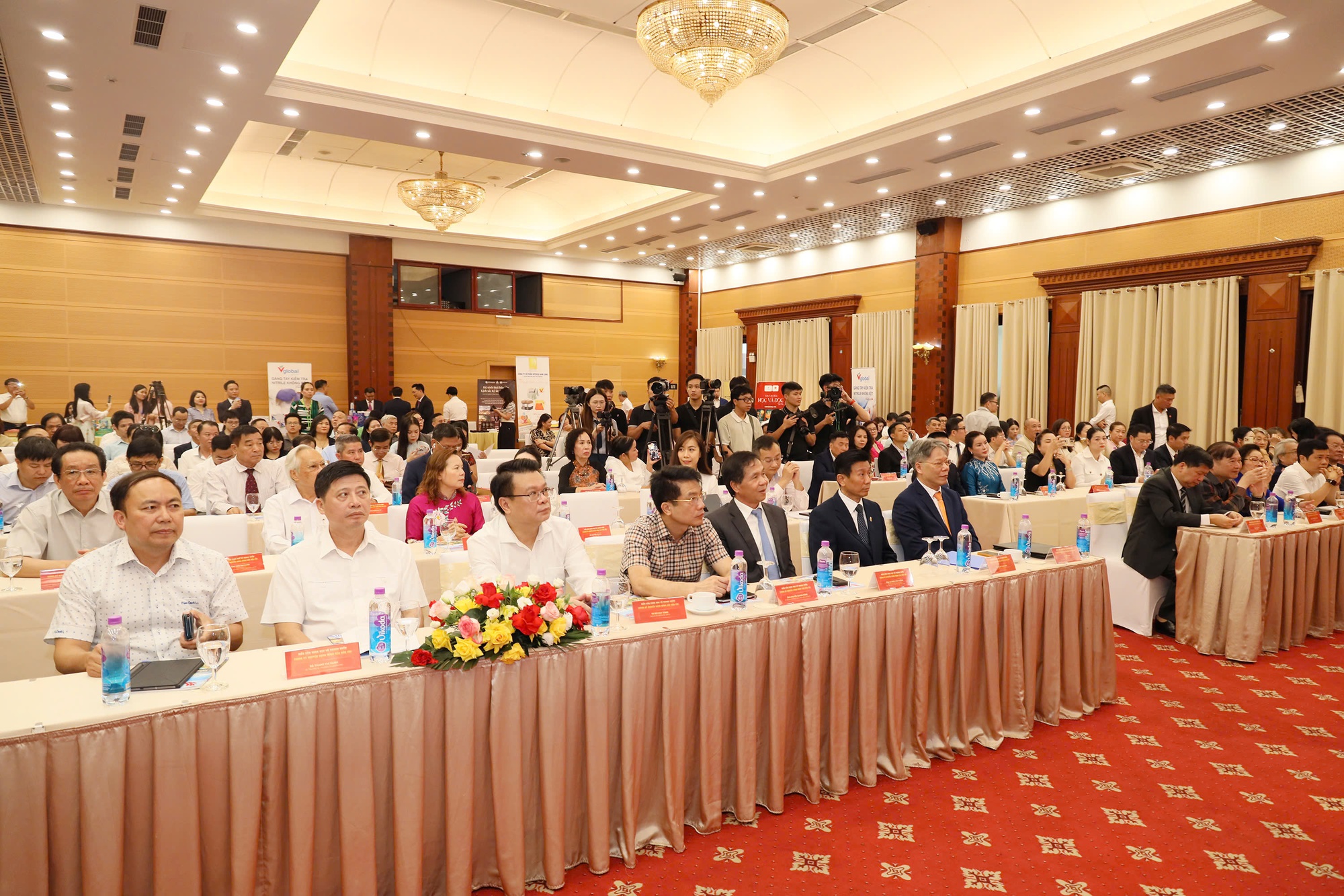 Thu hút nhân tài bằng chính sách lương, đãi ngộ vượt trội- Ảnh 1.