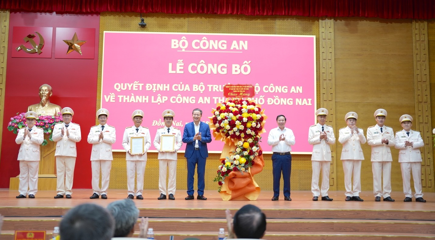 Công bố Quyết định thành lập Công an thành phố Đồng Nai- Ảnh 2. Công bố Quyết định thành lập Công an thành phố Đồng Nai- Ảnh 2.