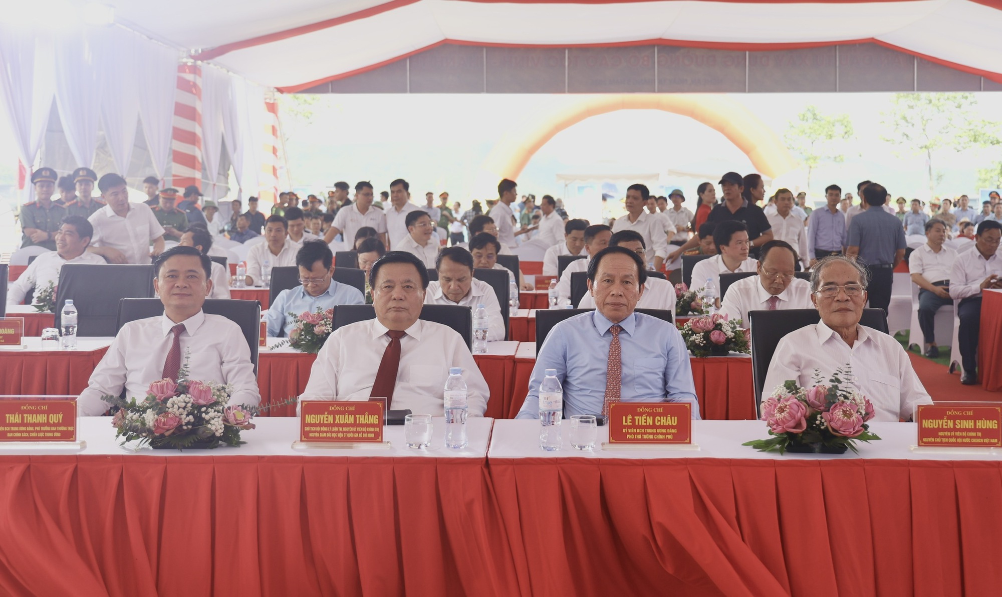 Phó Thủ tướng Lê Tiến Châu dự Lễ khởi công 'mắt xích' quan trọng trên tuyến đường bộ Hà Nội-Vientiane- Ảnh 1.