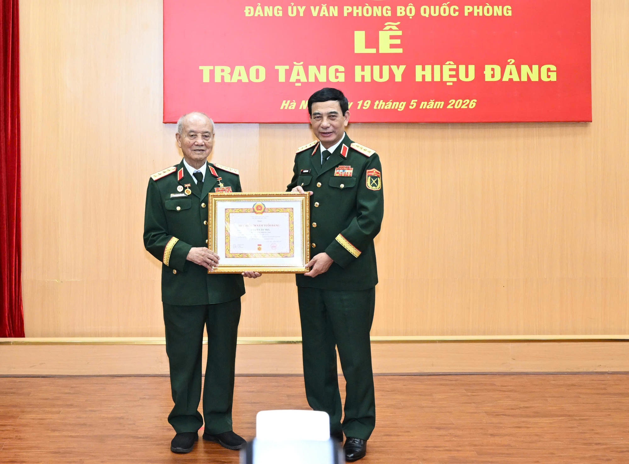 Đại tướng Phan Văn Giang trao Huy hiệu 70 năm tuổi Đảng tặng Đại tướng Phạm Văn Trà- Ảnh 1.