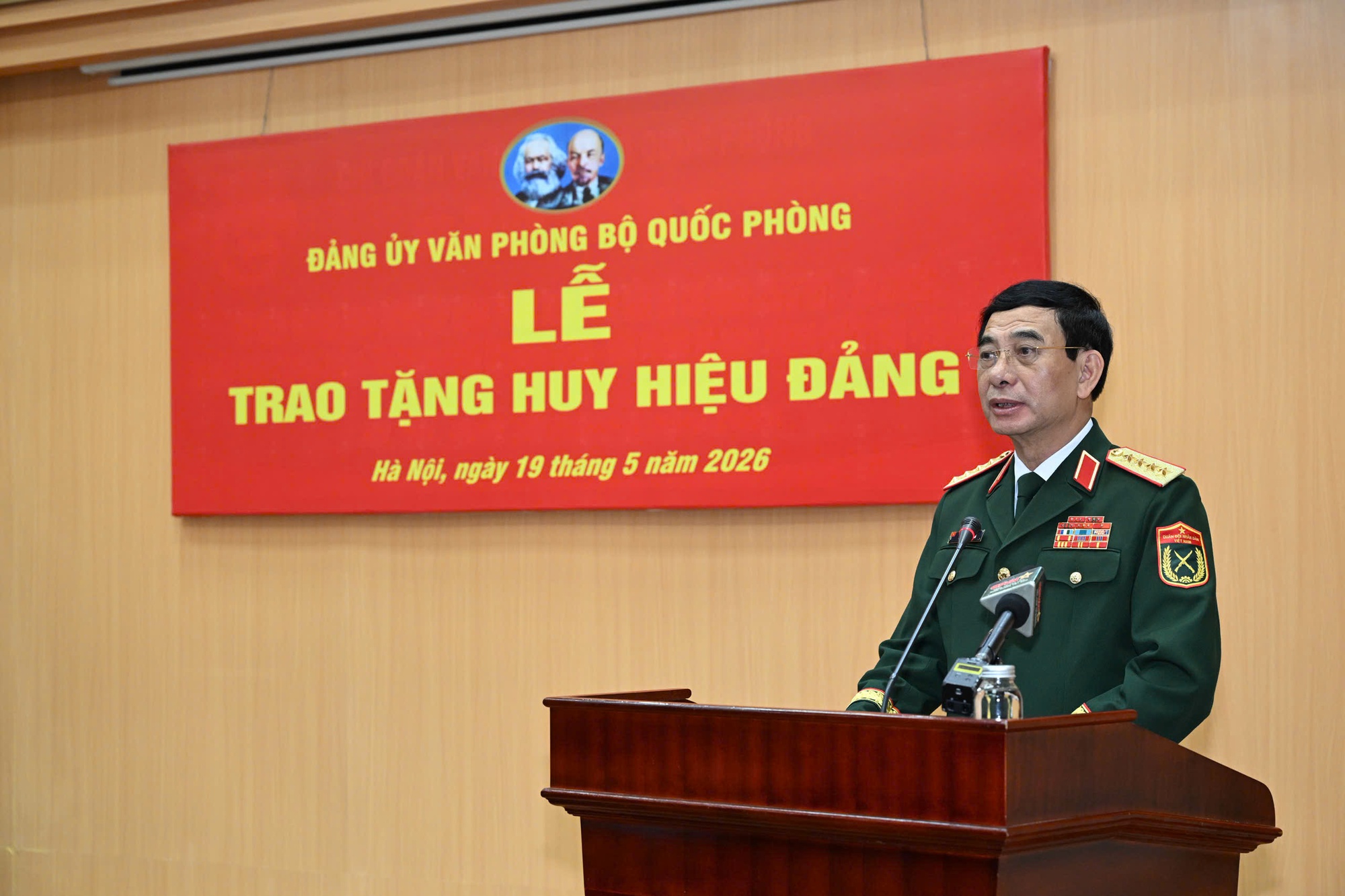 Đại tướng Phan Văn Giang trao Huy hiệu 70 năm tuổi Đảng tặng Đại tướng Phạm Văn Trà- Ảnh 3.