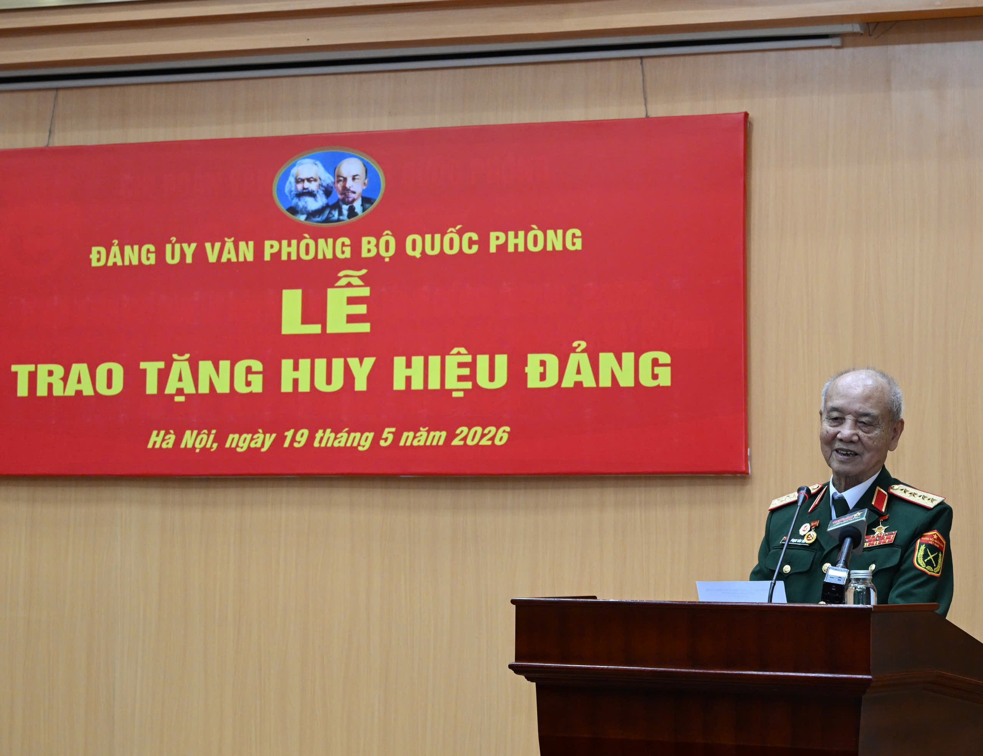 Đại tướng Phan Văn Giang trao Huy hiệu 70 năm tuổi Đảng tặng Đại tướng Phạm Văn Trà- Ảnh 4.