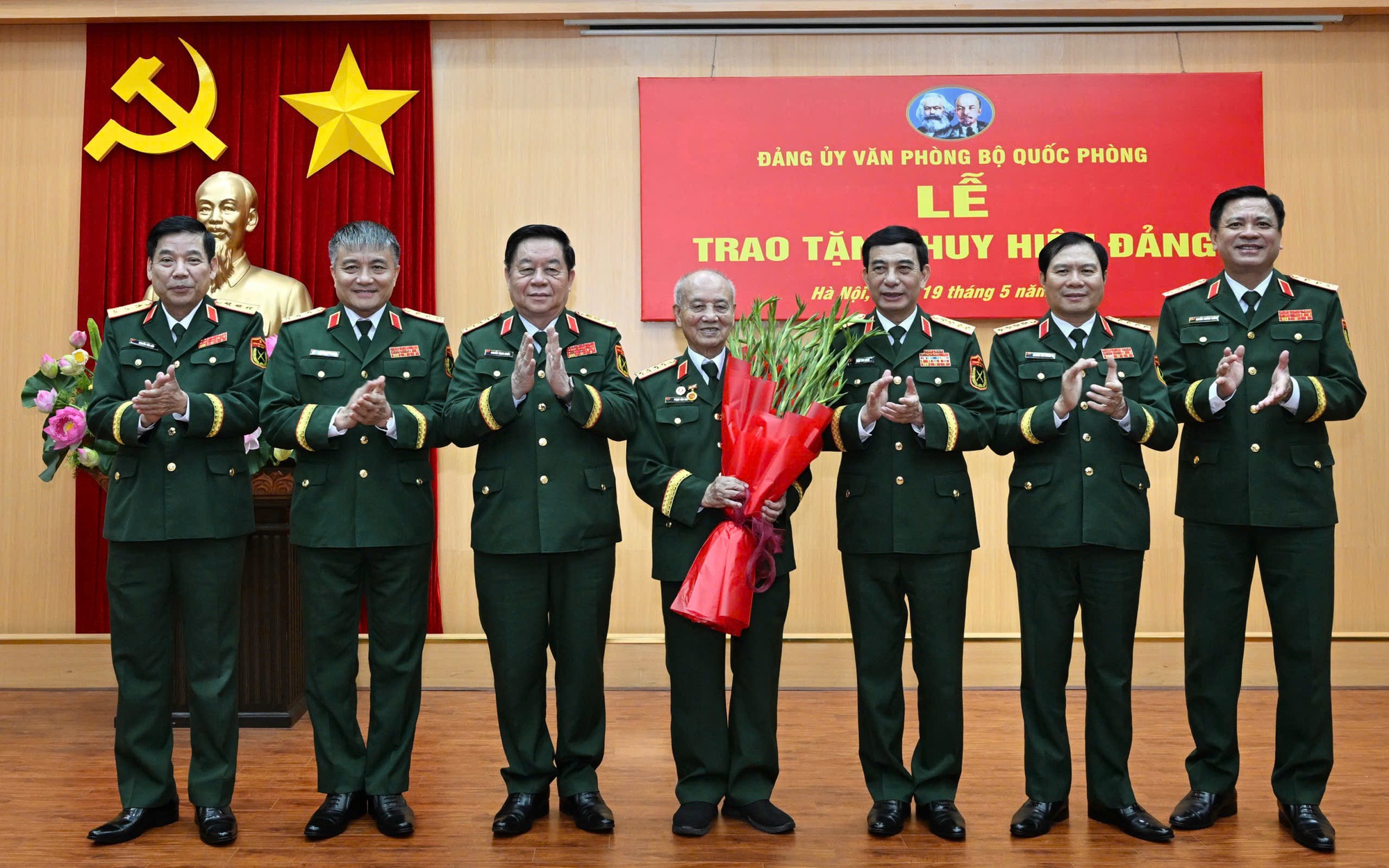 Đại tướng Phan Văn Giang trao Huy hiệu 70 năm tuổi Đảng tặng Đại tướng Phạm Văn Trà