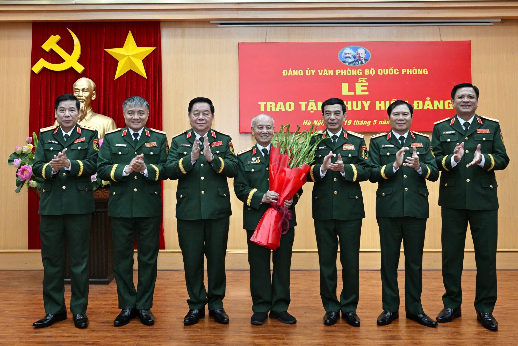 Đại tướng Phan Văn Giang trao Huy hiệu 70 năm tuổi Đảng tặng Đại tướng Phạm Văn Trà- Ảnh 5.