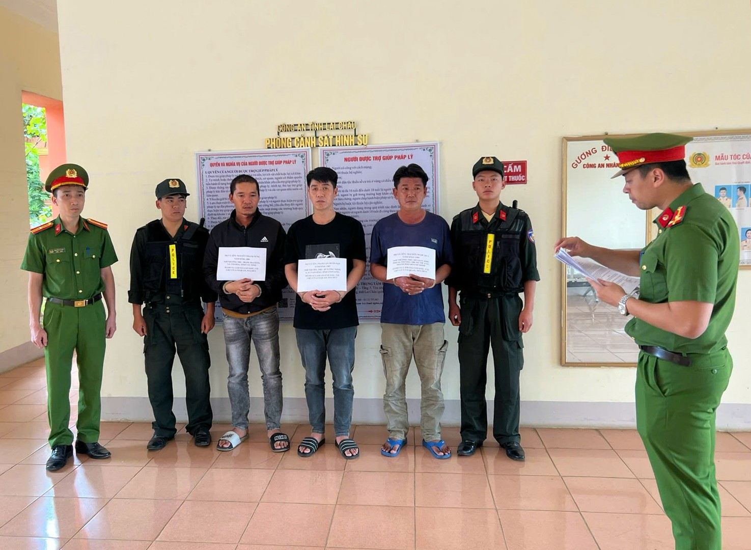 Phá đường dây làm giả giấy tờ quy mô lớn- Ảnh 2.