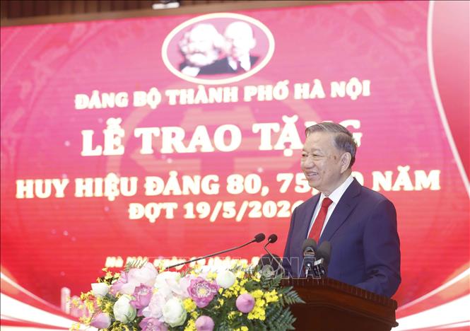Phát biểu của Tổng Bí thư, Chủ tịch nước Tô Lâm tại Lễ trao tặng Huy hiệu Đảng cho đảng viên lão thành của Đảng bộ Hà Nội- Ảnh 1.
