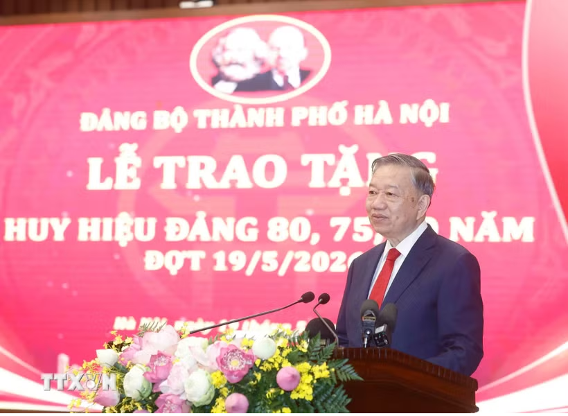 Tổng Bí thư, Chủ tịch nước dự Lễ trao tặng Huy hiệu Đảng cho đảng viên lão thành của Đảng bộ Hà Nội- Ảnh 1. Tổng Bí thư, Chủ tịch nước dự Lễ trao tặng Huy hiệu Đảng cho đảng viên lão thành của Đảng bộ Hà Nội- Ảnh 1.
