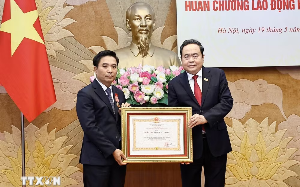 Trao tặng Huân chương Lao động hạng Nhất cho Phó Chủ tịch Quốc hội Nguyễn Doãn Anh