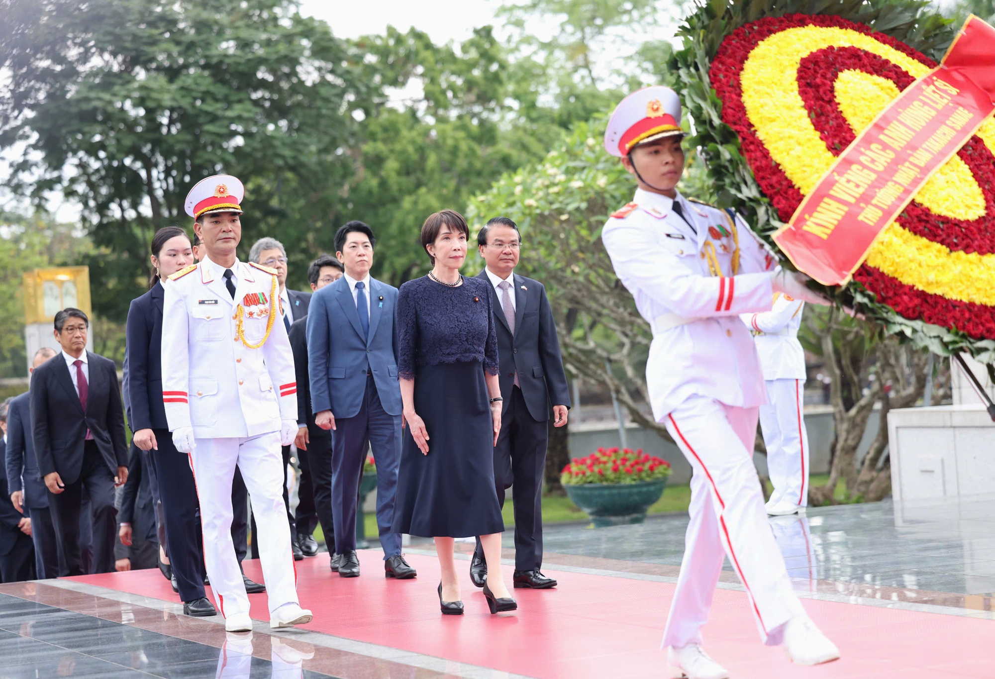 Thủ tướng Nhật Bản đặt vòng hoa viếng Chủ tịch Hồ Chí Minh và Đài tưởng niệm các Anh hùng liệt sĩ- Ảnh 4.