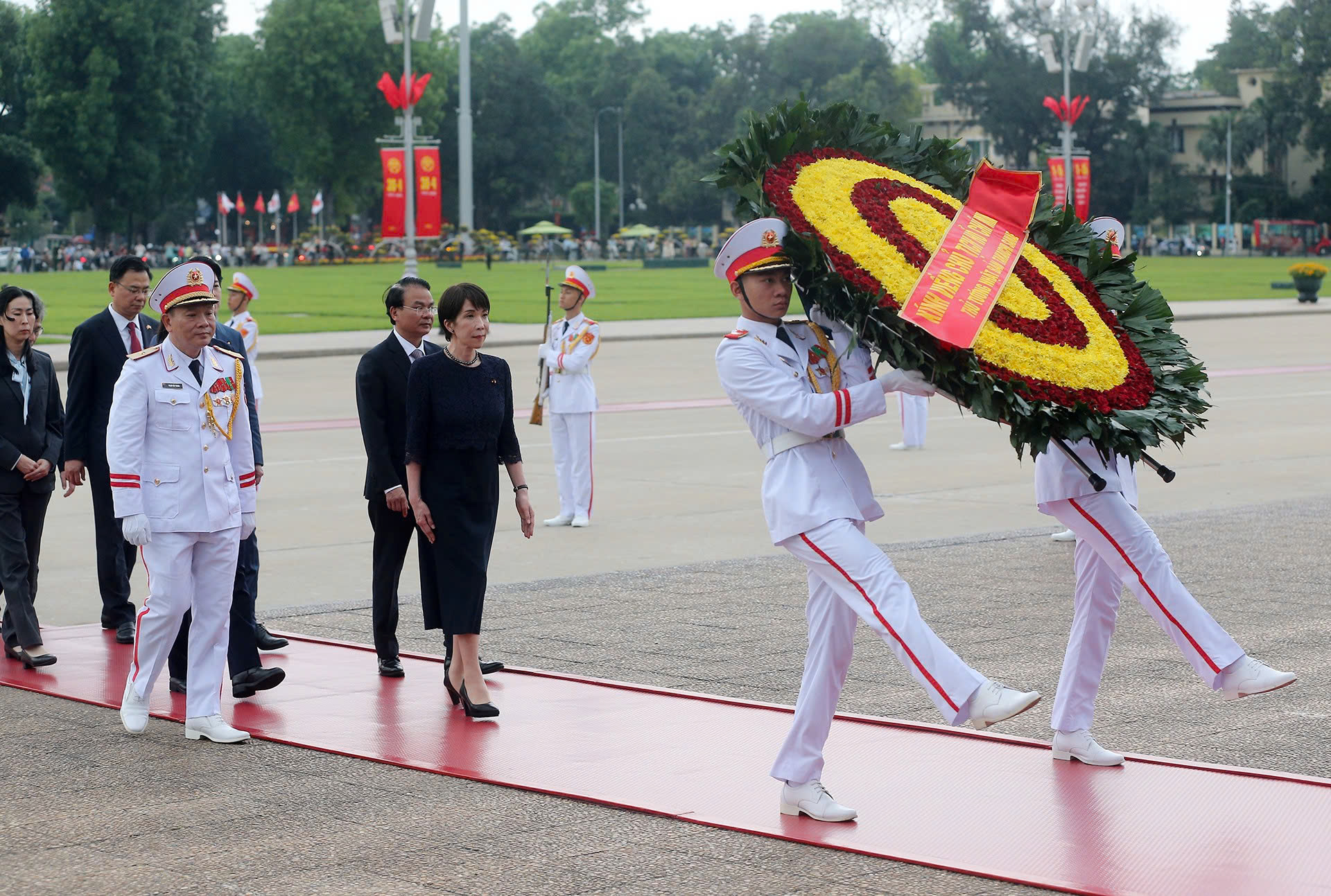 Thủ tướng Nhật Bản đặt vòng hoa viếng Chủ tịch Hồ Chí Minh và Đài tưởng niệm các Anh hùng liệt sĩ- Ảnh 1.