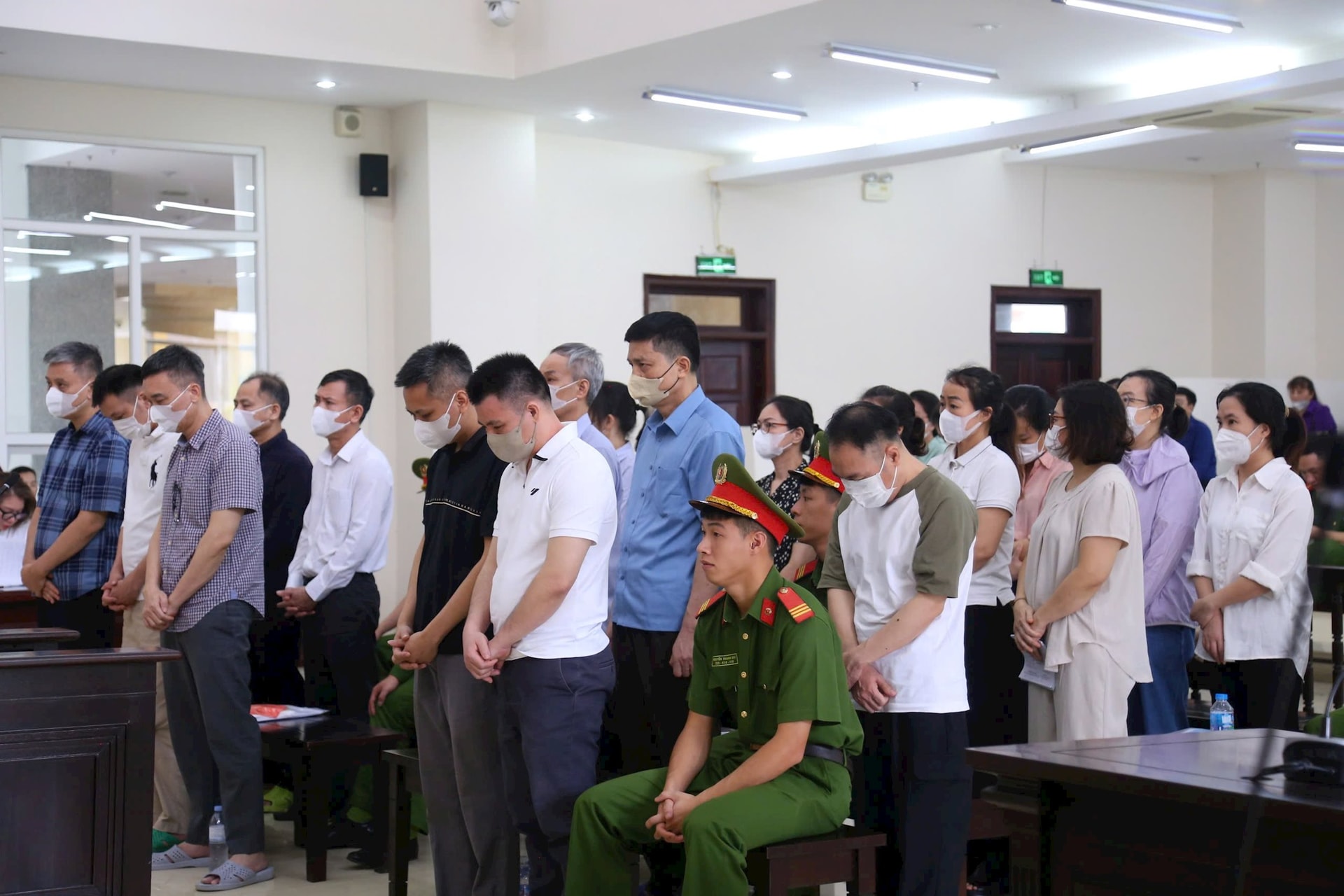 Xét xử phúc thẩm hai cựu Cục trưởng Cục An toàn thực phẩm và đồng phạm- Ảnh 1.