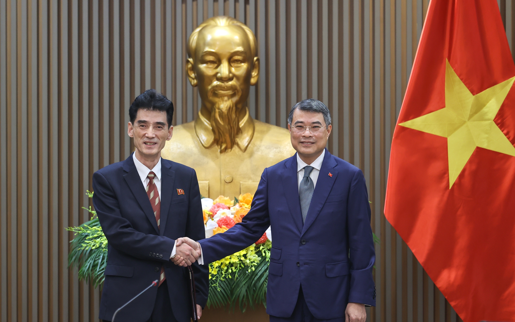Thủ tướng Lê Minh Hưng tiếp Đại sứ Triều Tiên Ri Sung Guk