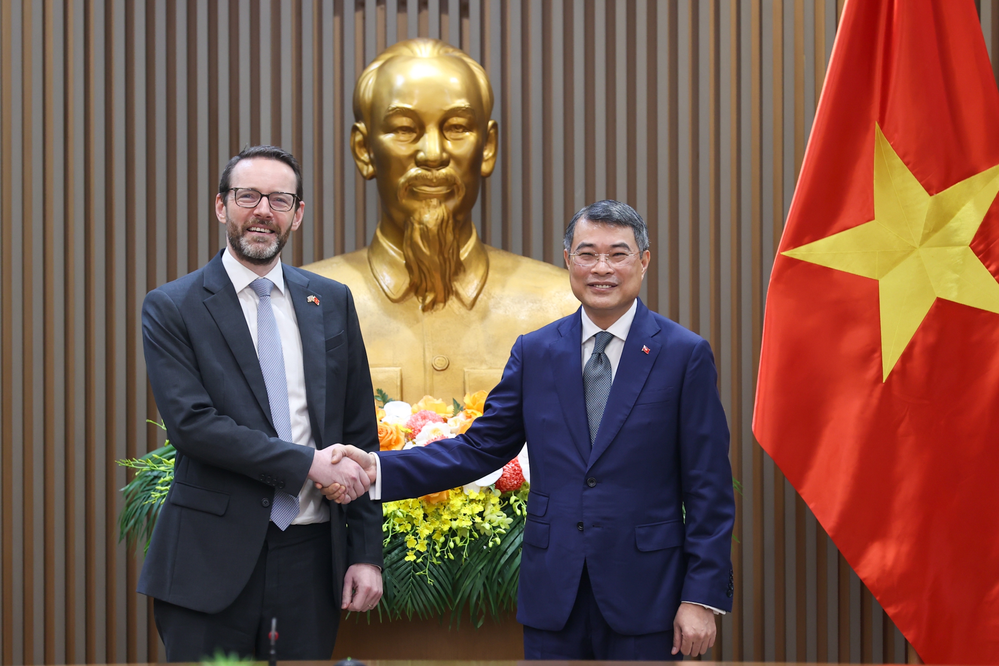 Thủ tướng Lê Minh Hưng tiếp Đại sứ Anh: Đồng hành cùng Việt Nam xây dựng trung tâm tài chính quốc tế- Ảnh 1.