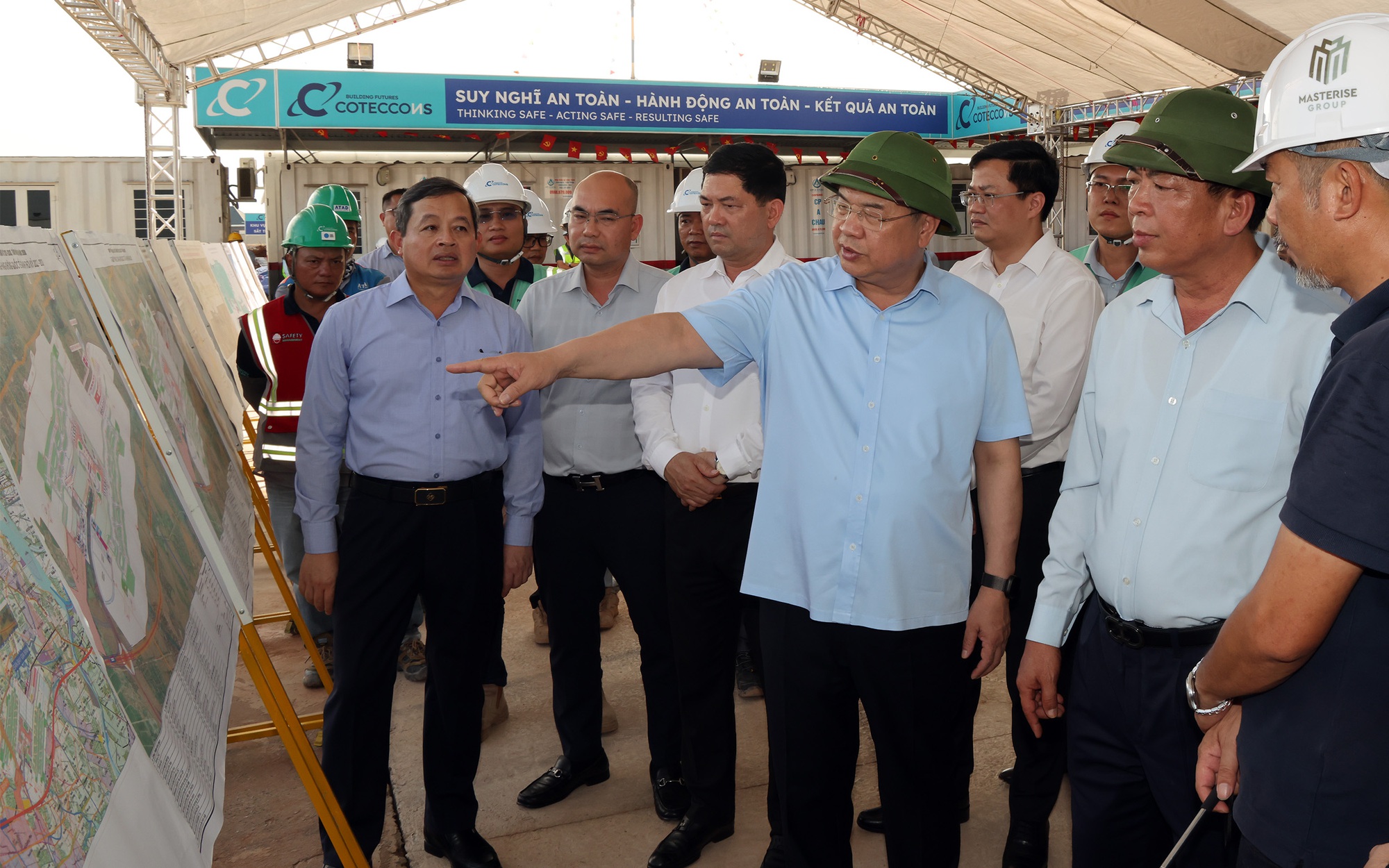 Phó Thủ tướng Thường trực Chính phủ Phạm Gia Túc kiểm tra dự án sân bay Gia Bình, tuyến đường Vành đai 4 - Vùng Thủ đô