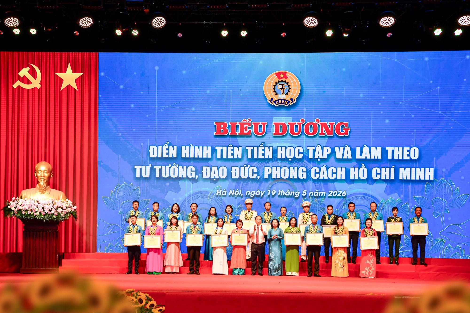 Lãnh đạo ngân hàng được vinh danh học tập và làm theo tư tưởng Hồ Chí Minh- Ảnh 2.