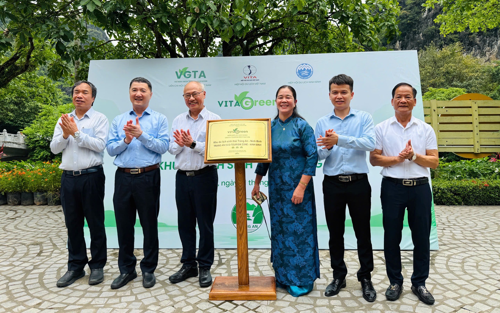 Gắn biển 'Du lịch xanh VITA GREEN' cho 4 đơn vị tại Ninh Bình
