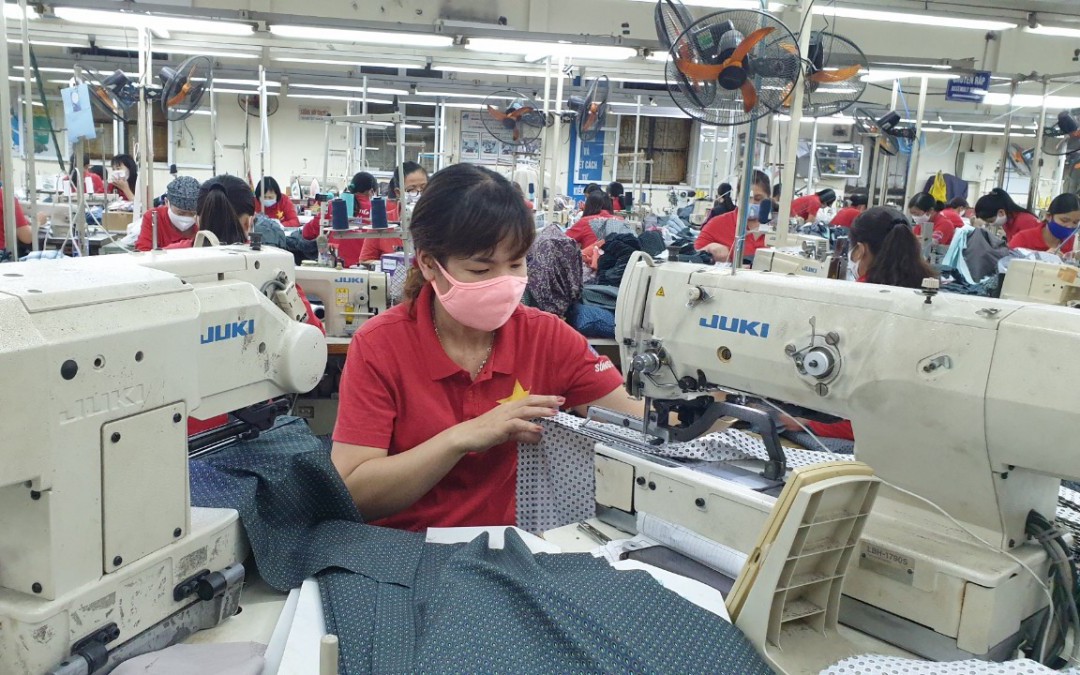 Lao động nữ nuôi con dưới 12 tháng tuổi có được về sớm?