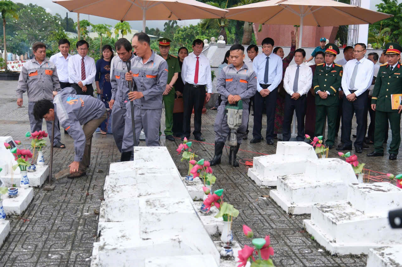 Lấy mẫu sinh phẩm tại nghĩa trang Giồng Riềng (An Giang), mở cơ hội xác định danh tính liệt sĩ- Ảnh 2.