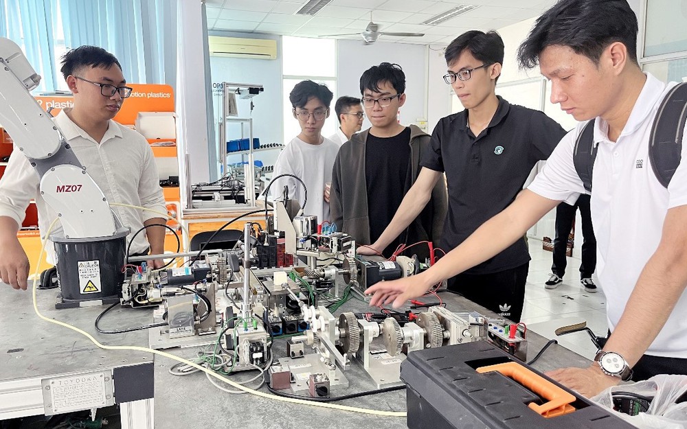 Tiêu chuẩn hưởng học bổng trong các ngành khoa học, kỹ thuật và công nghệ chiến lược