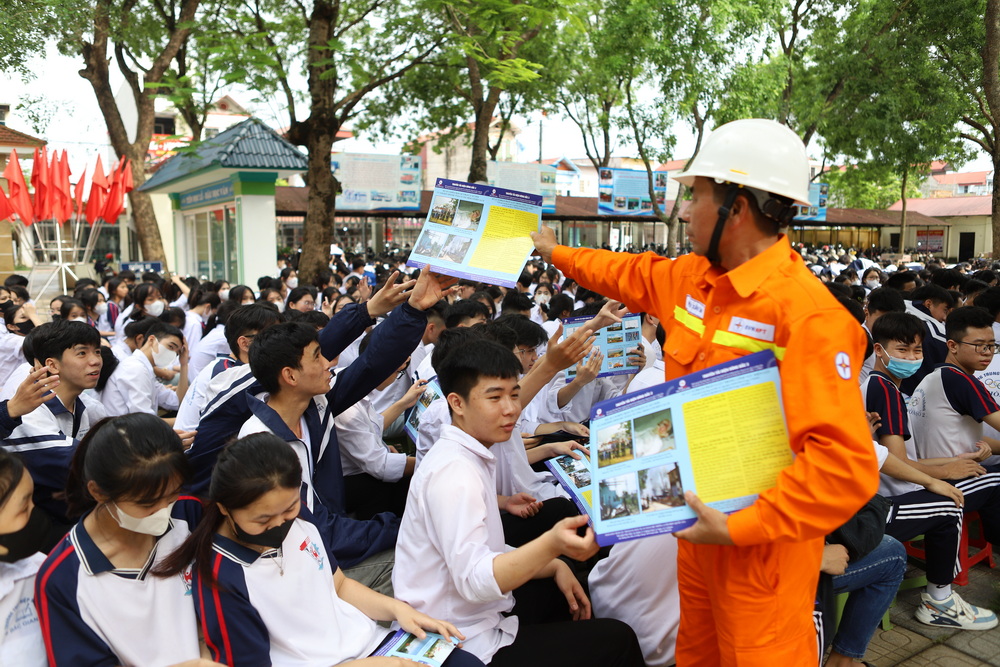 Thả diều gần lưới điện: Nguy cơ mất an toàn và bài toán nâng cao ý thức cộng đồng- Ảnh 6. Thả diều gần lưới điện: Nguy cơ mất an toàn và bài toán nâng cao ý thức cộng đồng- Ảnh 6.