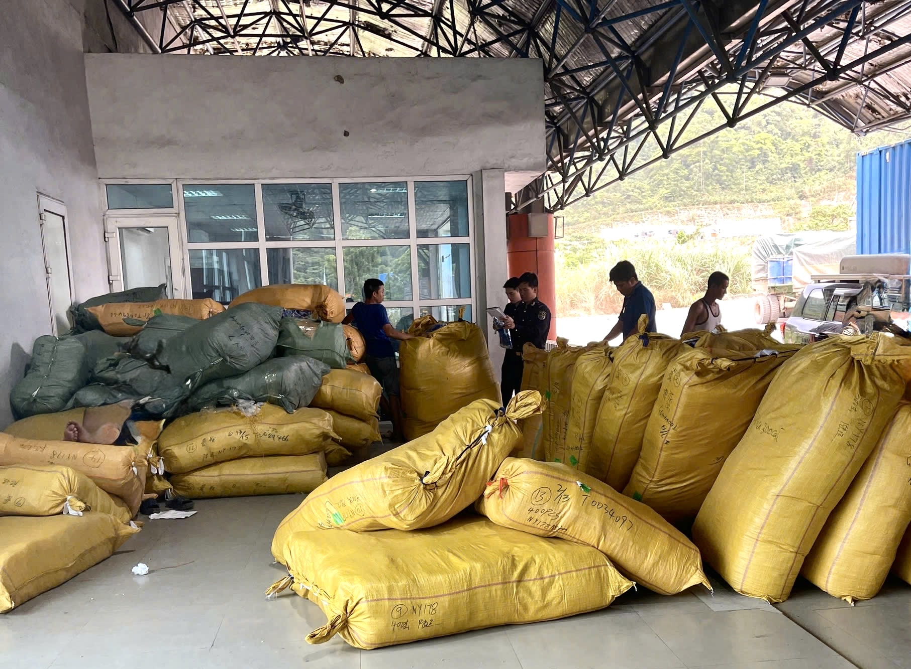 Liên tiếp chặn đứng nhiều hàng hóa vi phạm quyền sở hữu trí tuệ vận chuyển qua biên giới- Ảnh 1. Liên tiếp chặn đứng nhiều hàng hóa vi phạm quyền sở hữu trí tuệ vận chuyển qua biên giới- Ảnh 1.