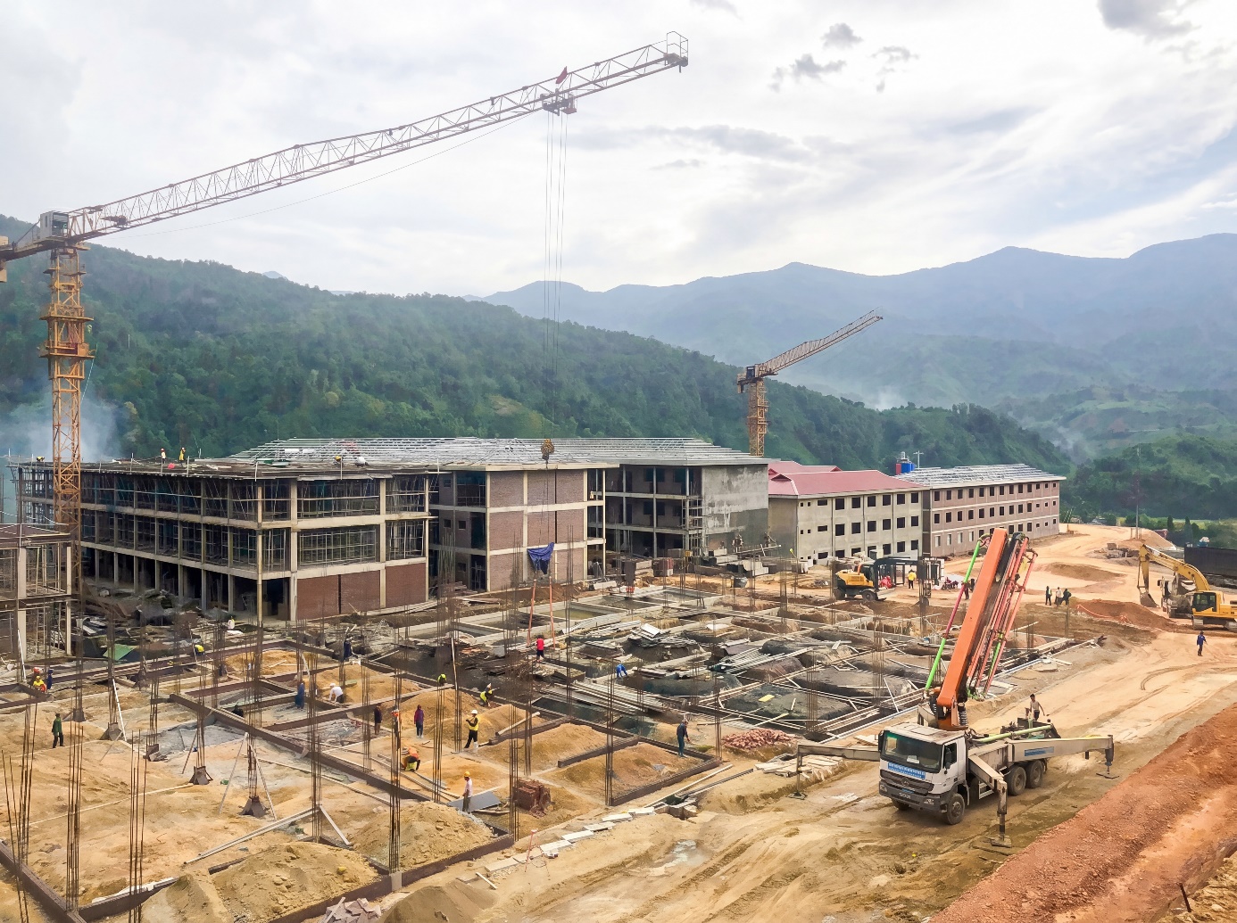 AMACCAO cùng lực lượng công an vượt núi hiểm gieo chữ nơi 'một tiếng gà gáy 3 nước cùng nghe'- Ảnh 3. AMACCAO cùng lực lượng công an vượt núi hiểm gieo chữ nơi 'một tiếng gà gáy 3 nước cùng nghe'- Ảnh 3.