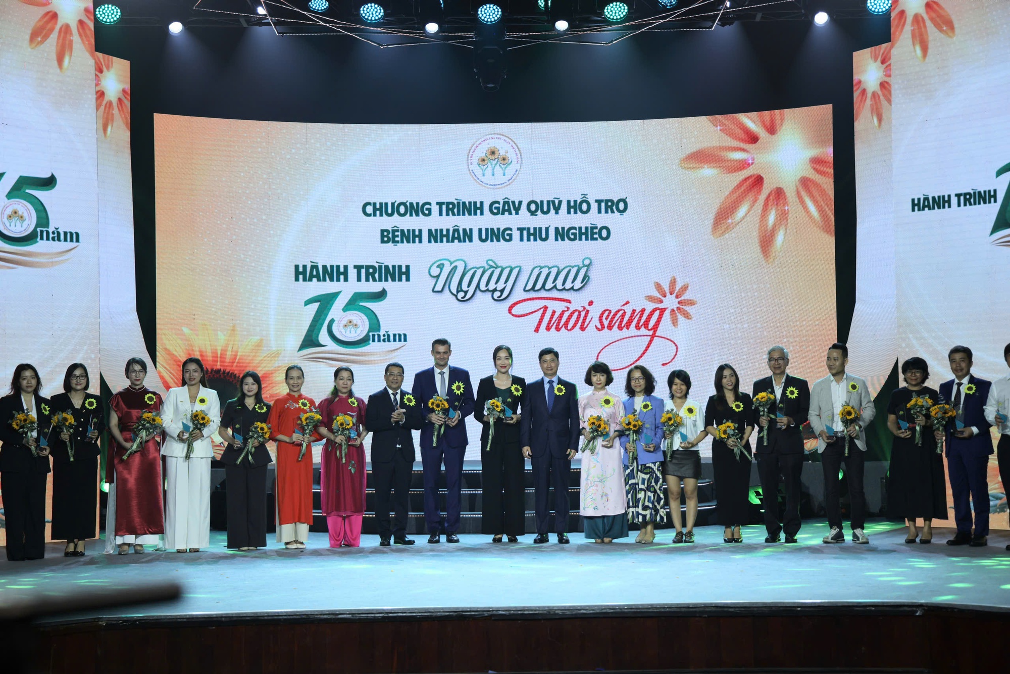 Không để bệnh nhân ung thư nghèo đơn độc trong cuộc chiến giành giật sự sống- Ảnh 5. Không để bệnh nhân ung thư nghèo đơn độc trong cuộc chiến giành giật sự sống- Ảnh 5.