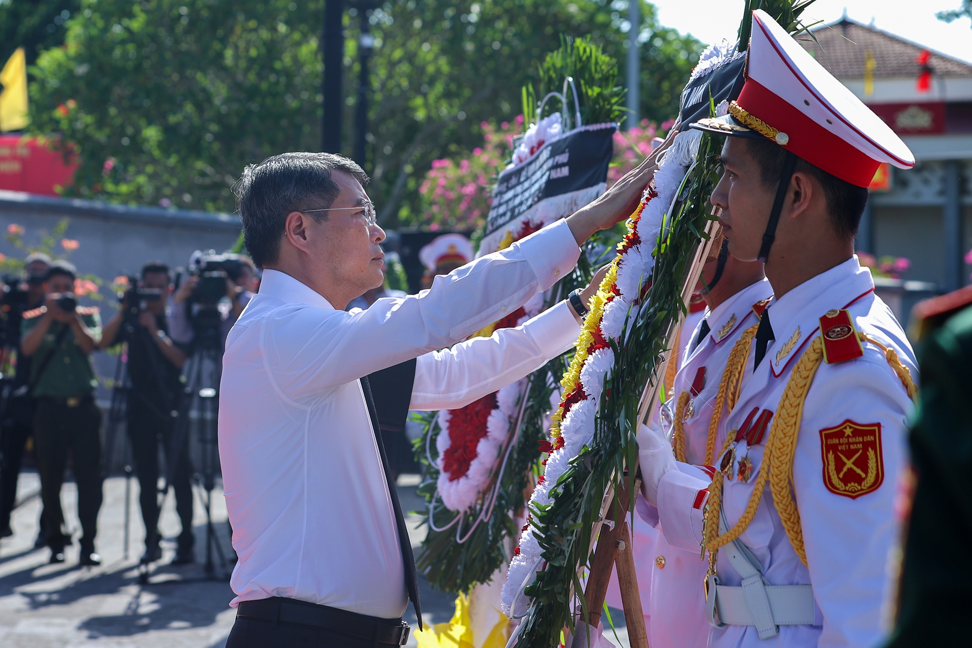 Thủ tướng Lê Minh Hưng dự lễ truy điệu và an táng hài cốt liệt sĩ tại tỉnh Quảng Trị- Ảnh 2.