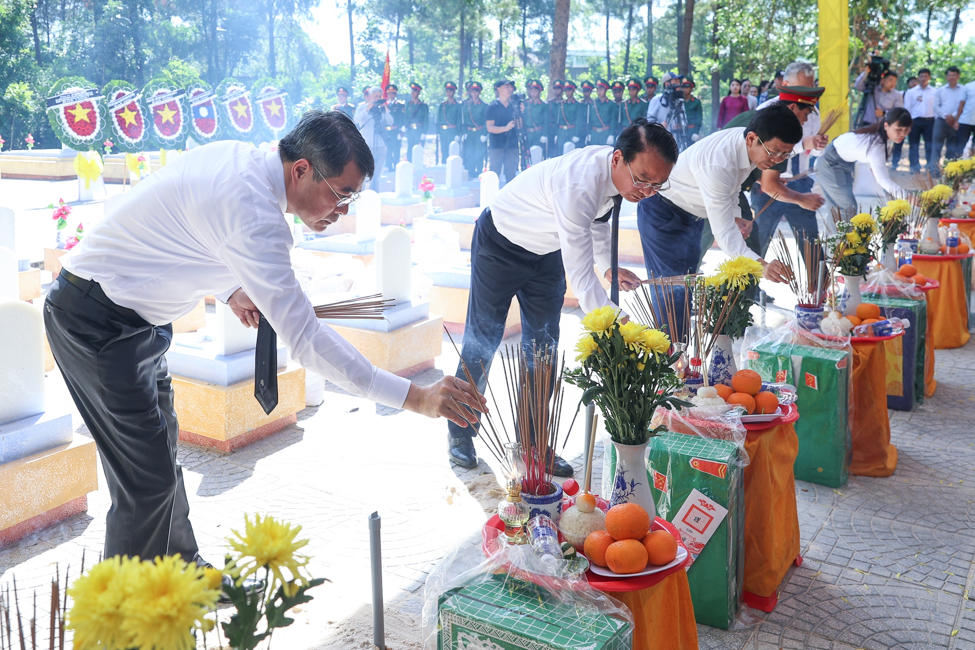 Thủ tướng Lê Minh Hưng dự lễ truy điệu và an táng hài cốt liệt sĩ tại tỉnh Quảng Trị- Ảnh 12.