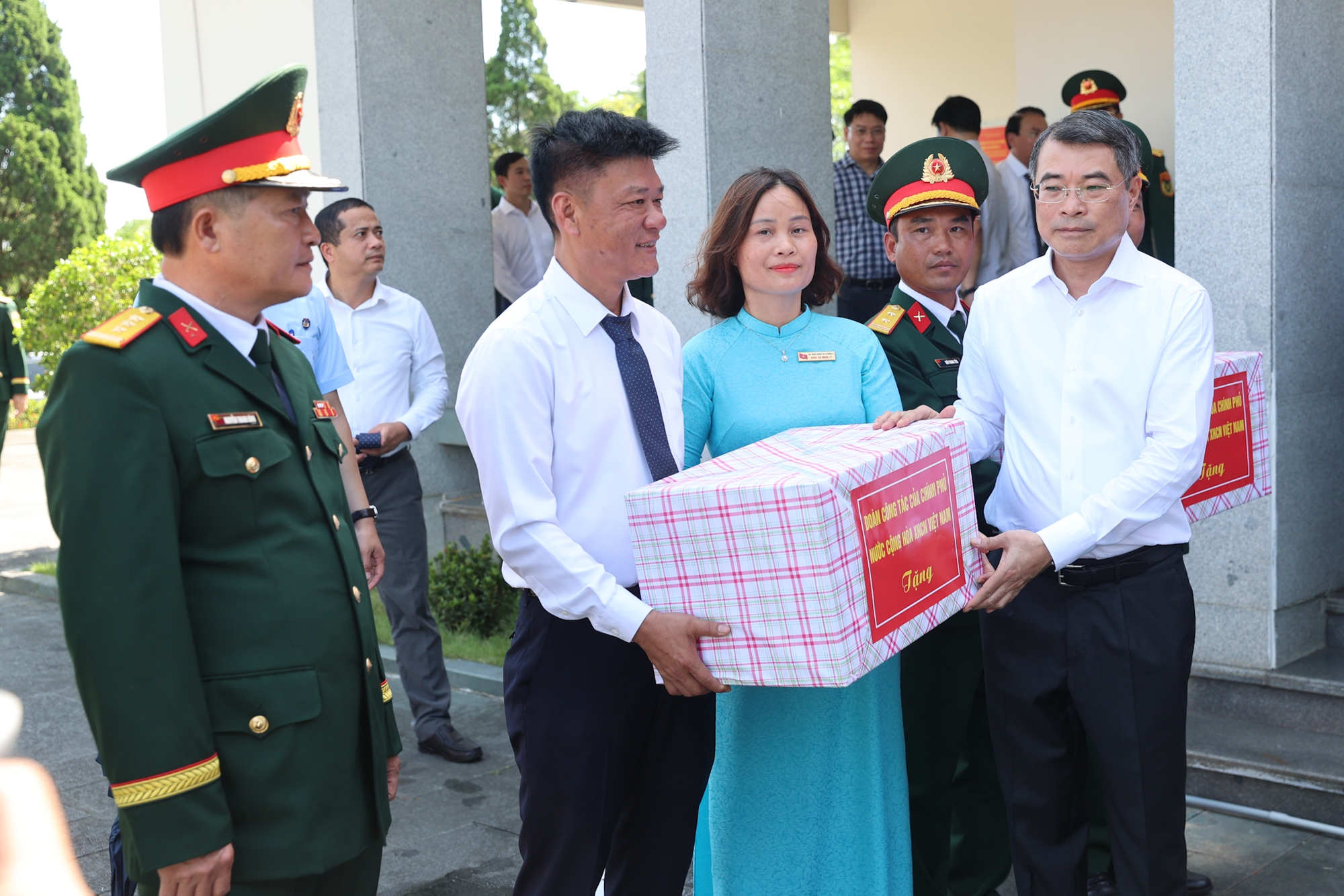 Thủ tướng Lê Minh Hưng dự lễ truy điệu và an táng hài cốt liệt sĩ tại tỉnh Quảng Trị- Ảnh 13.