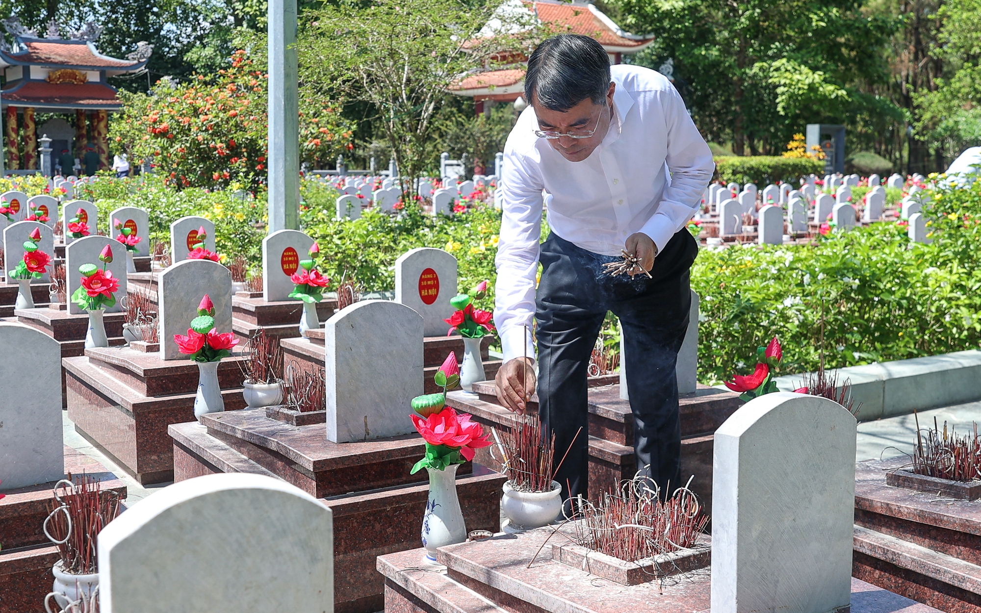 Thủ tướng Lê Minh Hưng tưởng niệm các anh hùng liệt sĩ tại các 'địa chỉ đỏ' ở Quảng Trị