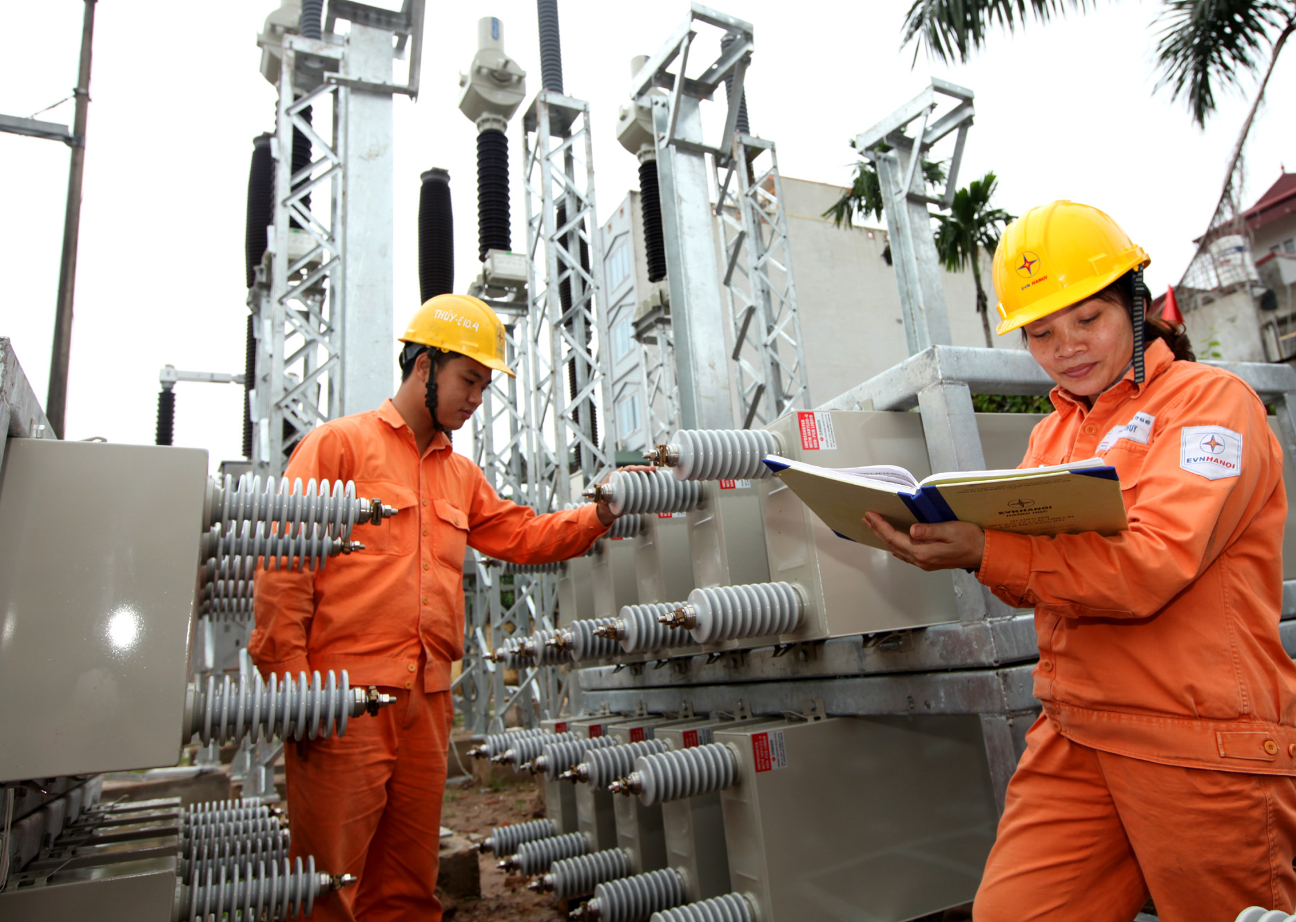 Cao điểm nắng nóng 2026: EVN triển khai nhiều giải pháp bảo đảm cung cấp điện, hướng dẫn tiết kiệm điện- Ảnh 1.