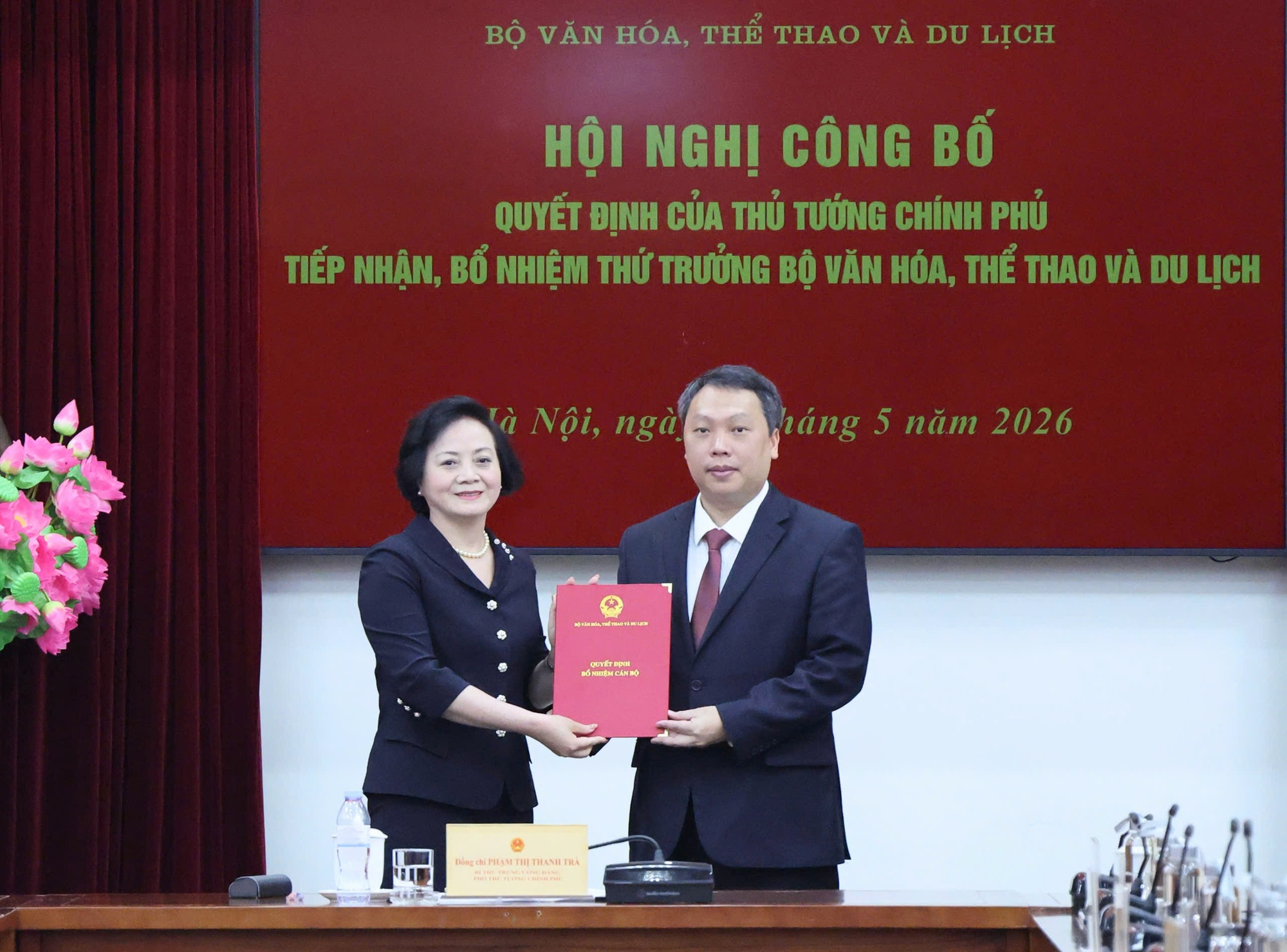 Phó Thủ tướng Phạm Thị Thanh Trà trao quyết định bổ nhiệm ông Nguyễn Huy Dũng giữ chức Thứ trưởng Bộ VHTT&DL- Ảnh 1. Phó Thủ tướng Phạm Thị Thanh Trà trao quyết định bổ nhiệm ông Nguyễn Huy Dũng giữ chức Thứ trưởng Bộ VHTT&DL- Ảnh 1.