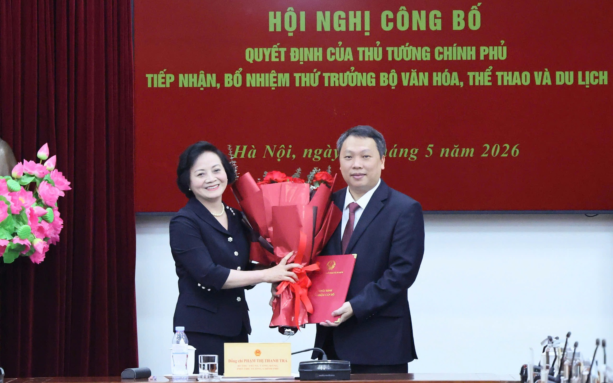 Phó Thủ tướng Phạm Thị Thanh Trà trao quyết định bổ nhiệm ông Nguyễn Huy Dũng giữ chức Thứ trưởng Bộ VHTT&DL