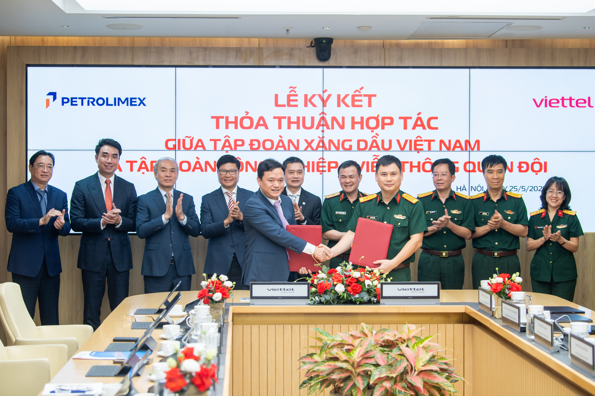 Viettel - Petrolimex hợp tác thúc đẩy chuyển đổi số, chuyển dịch năng lượng xanh- Ảnh 1.
