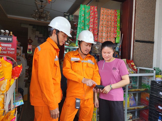 EVNHCMC: Kết hợp kỹ thuật và tuyên truyền để giữ ổn định hệ thống điện mùa nắng nóng- Ảnh 2.