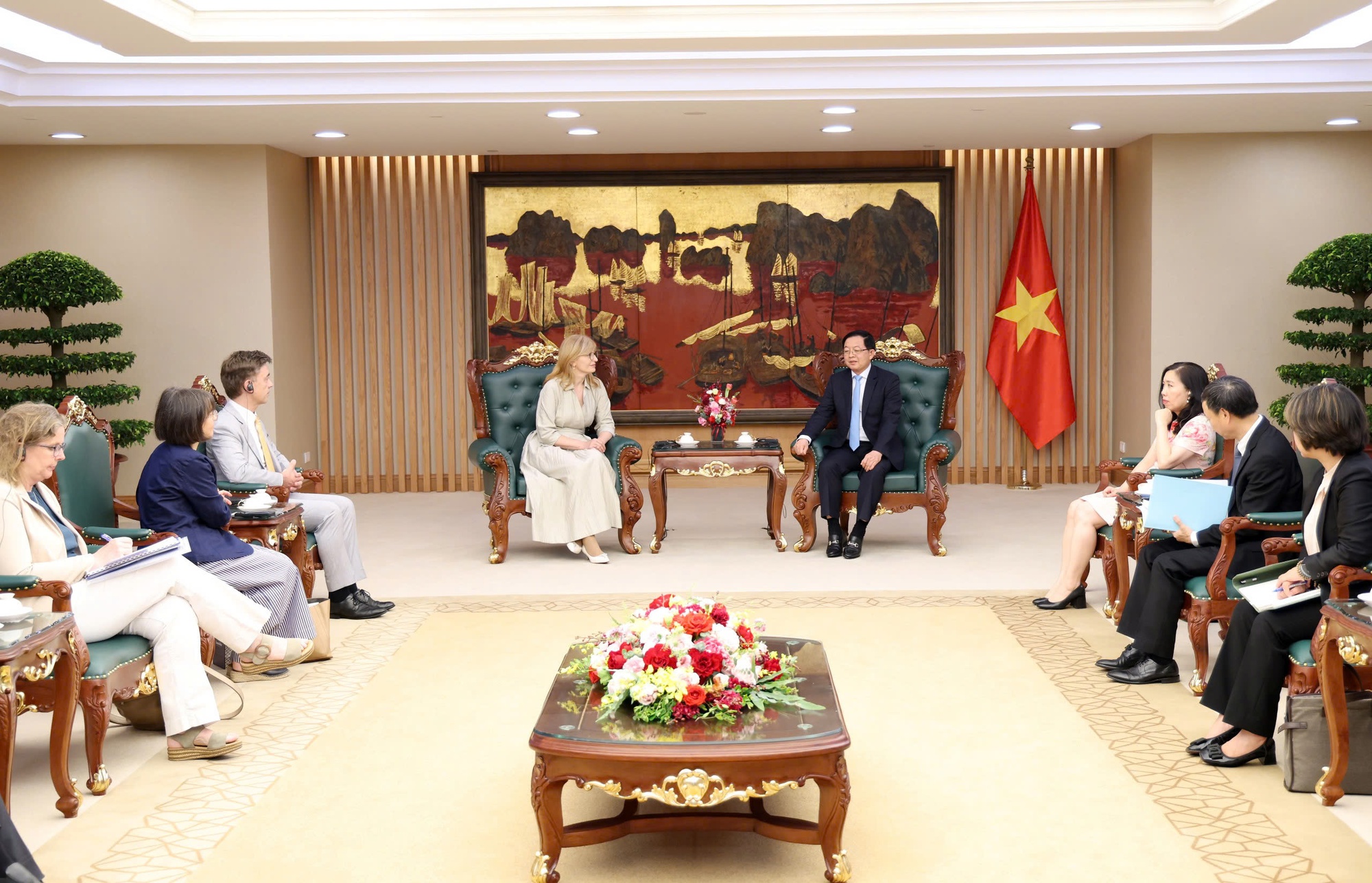 Phó Thủ tướng Hồ Quốc Dũng tiếp Cao ủy EU, thúc đẩy hợp tác đổi mới sáng tạo- Ảnh 3. Phó Thủ tướng Hồ Quốc Dũng tiếp Cao ủy EU, thúc đẩy hợp tác đổi mới sáng tạo- Ảnh 3.