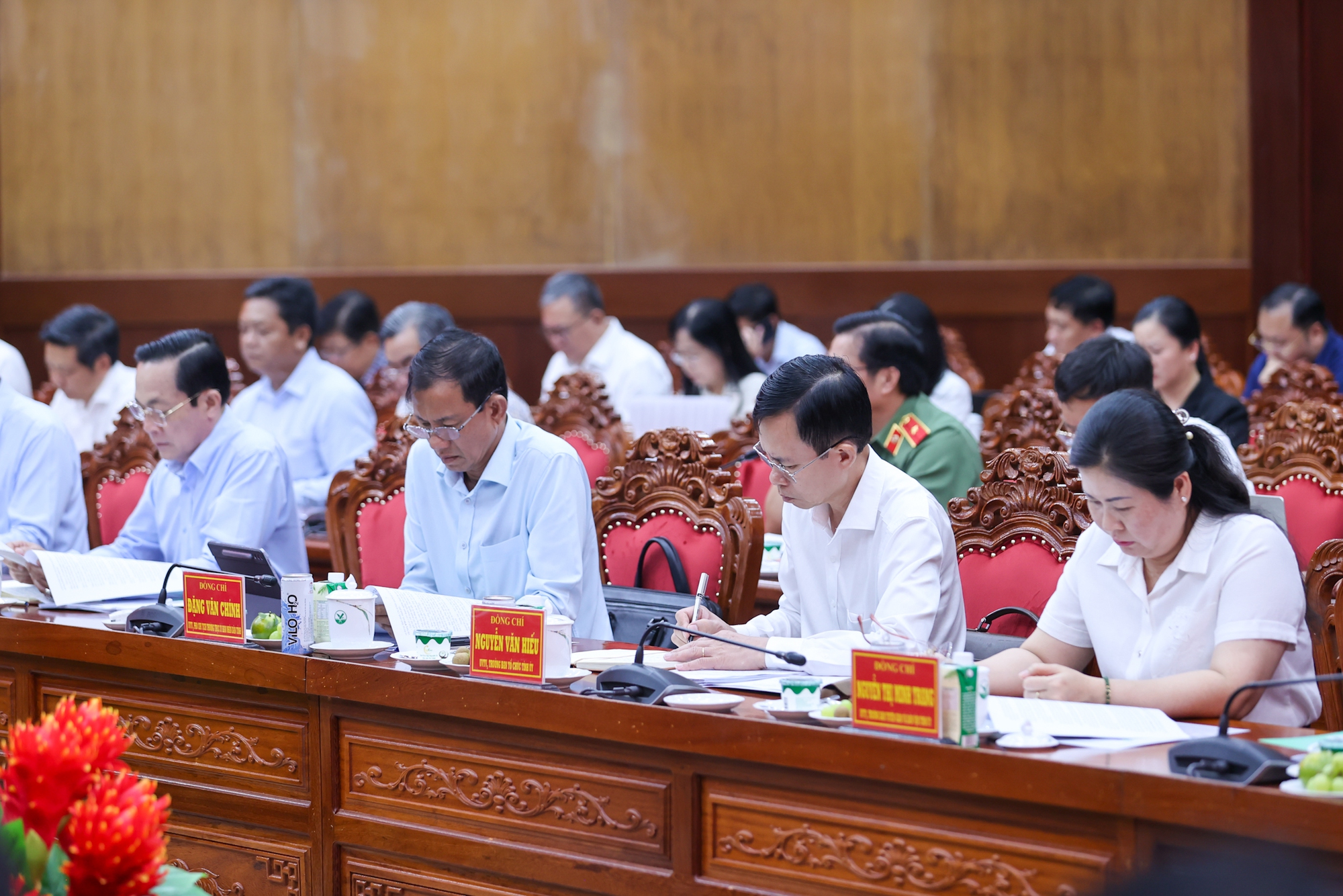 Thủ tướng: Vĩnh Long cần đặc biệt quan tâm tư duy hành động, đổi mới sáng tạo, kiến tạo phát triển- Ảnh 3. Thủ tướng: Vĩnh Long cần đặc biệt quan tâm tư duy hành động, đổi mới sáng tạo, kiến tạo phát triển- Ảnh 3.