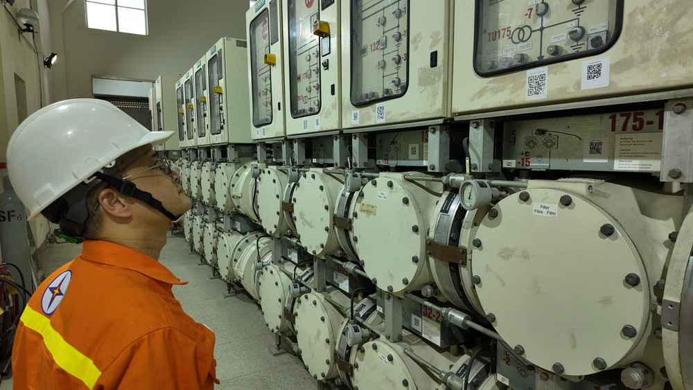 Căng mình giữa nắng nóng, bảo đảm an toàn cho hệ thống truyền tải điện miền Bắc- Ảnh 1. Căng mình giữa nắng nóng, bảo đảm an toàn cho hệ thống truyền tải điện miền Bắc- Ảnh 1.